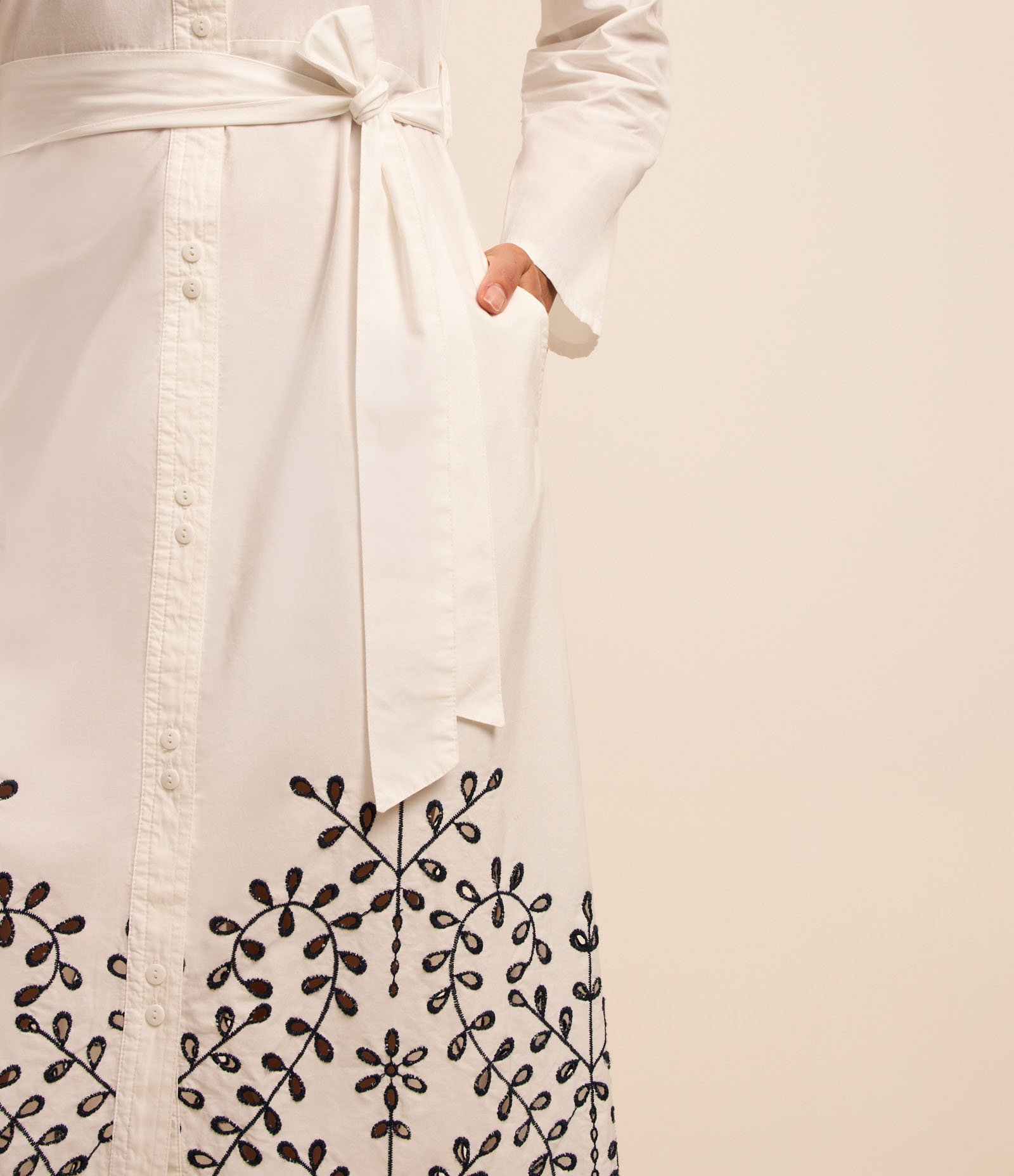 Vestido Chemise em Tricoline com Amarração e Barrado de Richelieu Branco 3