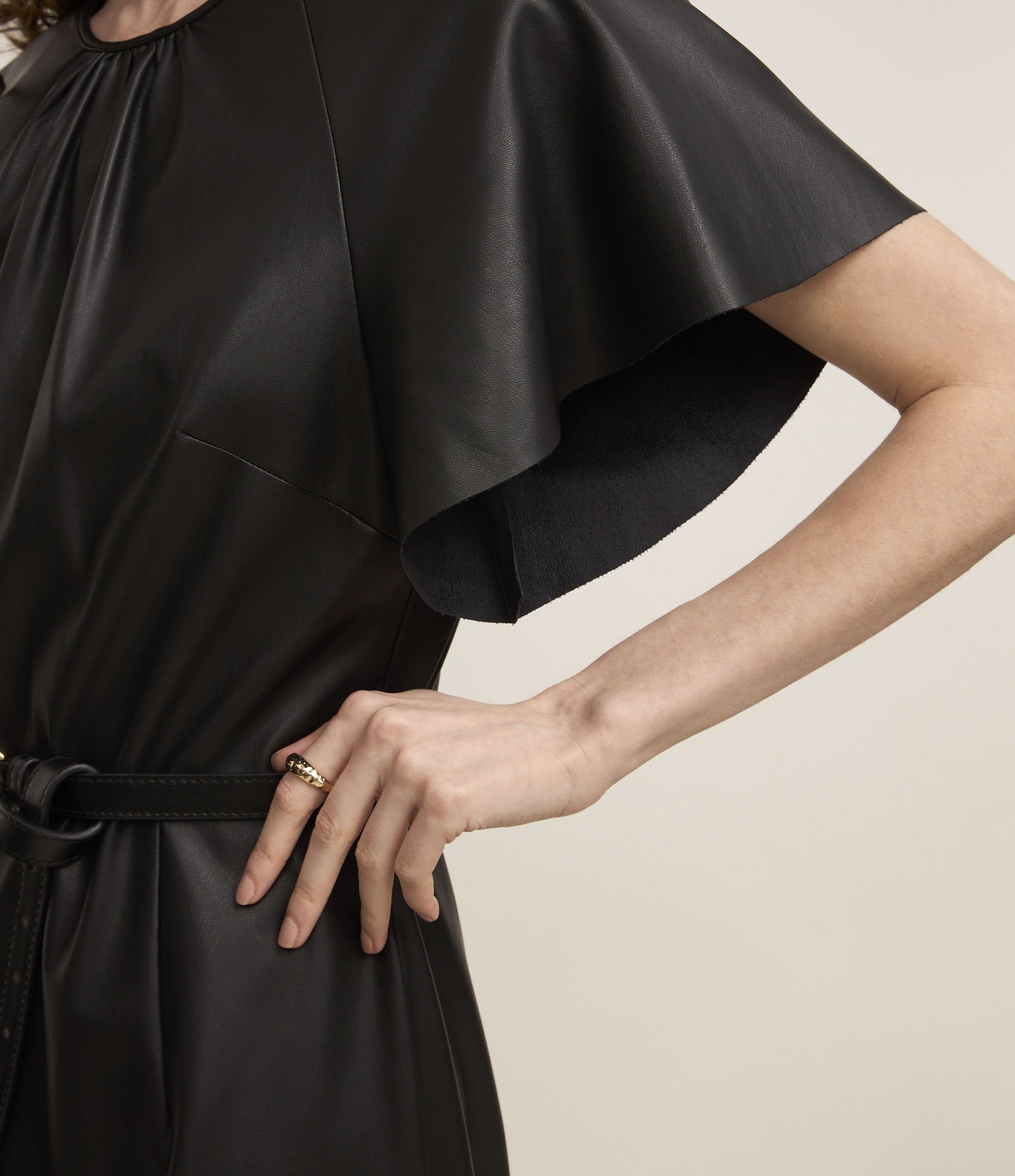 Vestido Evasê Midi em Material Sintético com Manga curta Preto 4