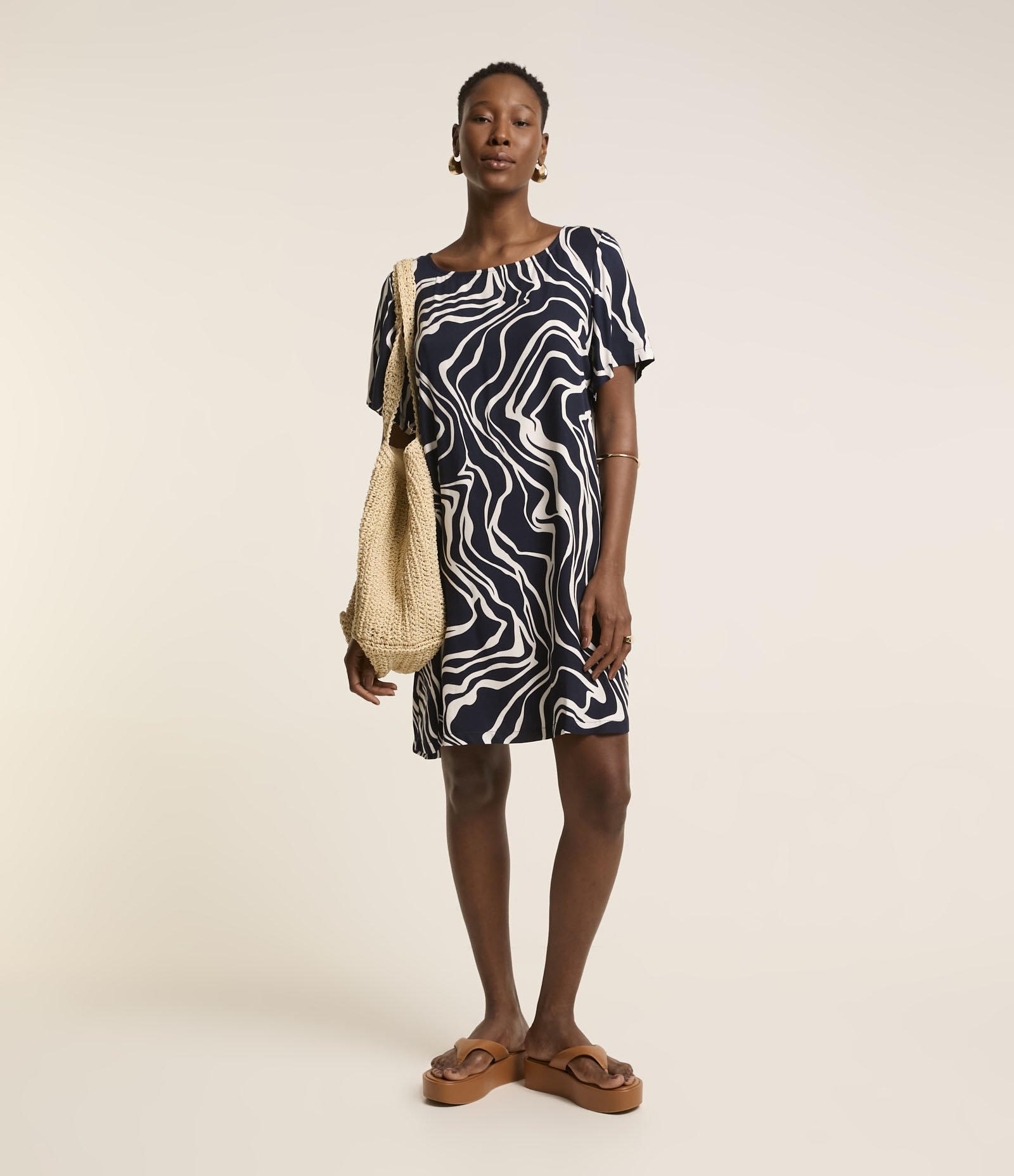 Vestido em Viscose com Estampa Abstrata Azul/ Branco 2