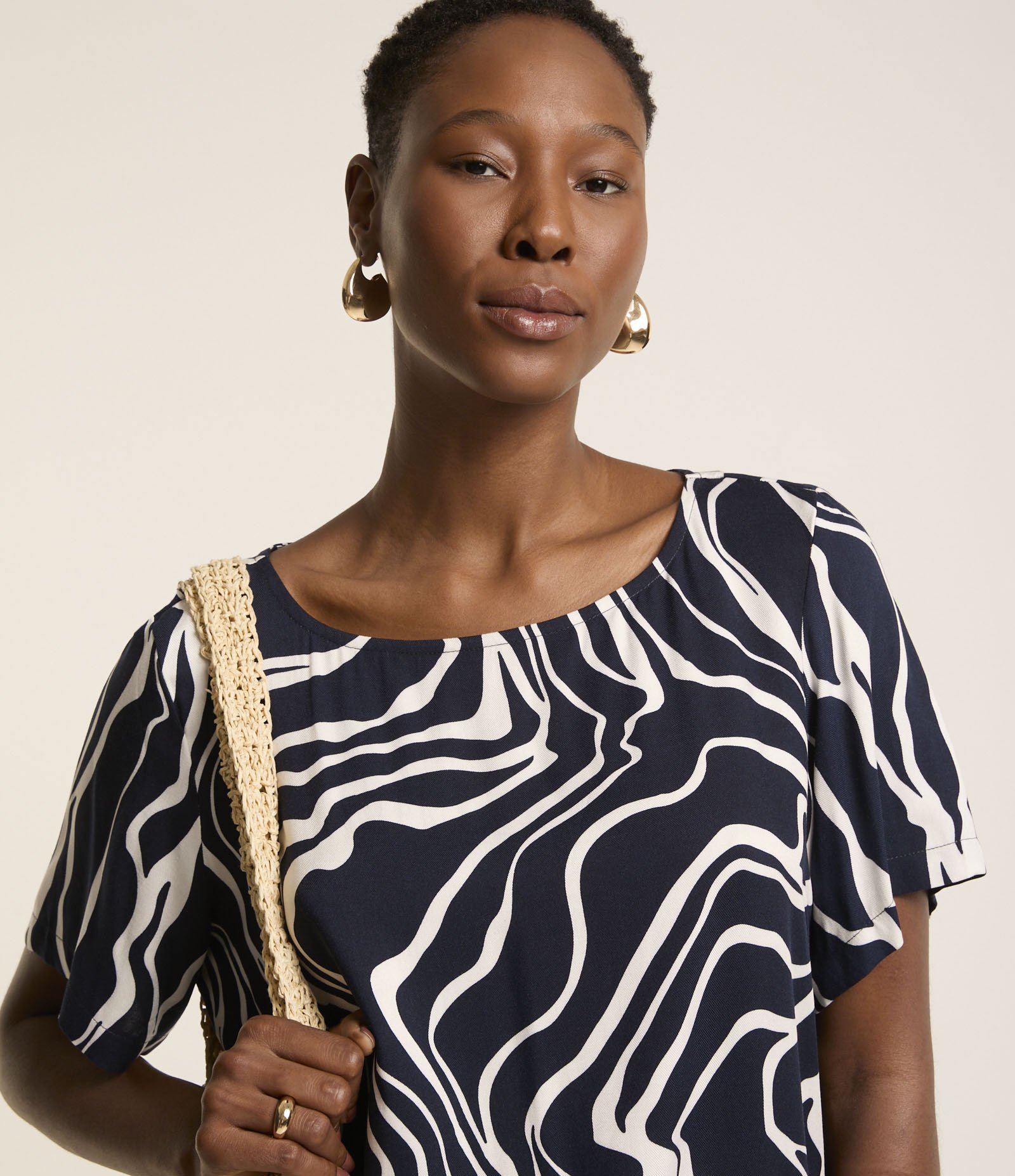 Vestido em Viscose com Estampa Abstrata Azul/ Branco 3