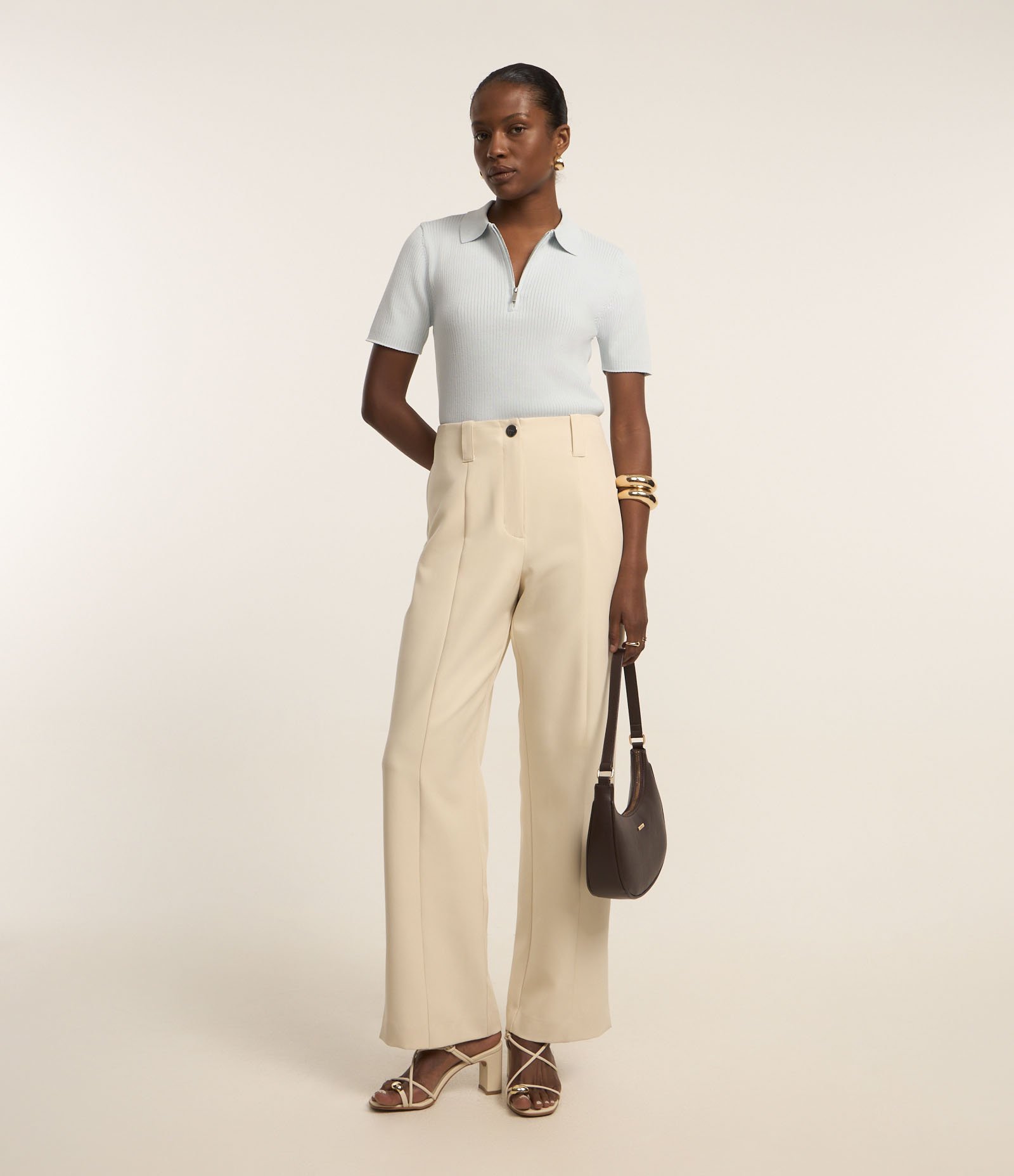 Calça Reta em Alfaiataria com Detalhe de Fenda Bege 1