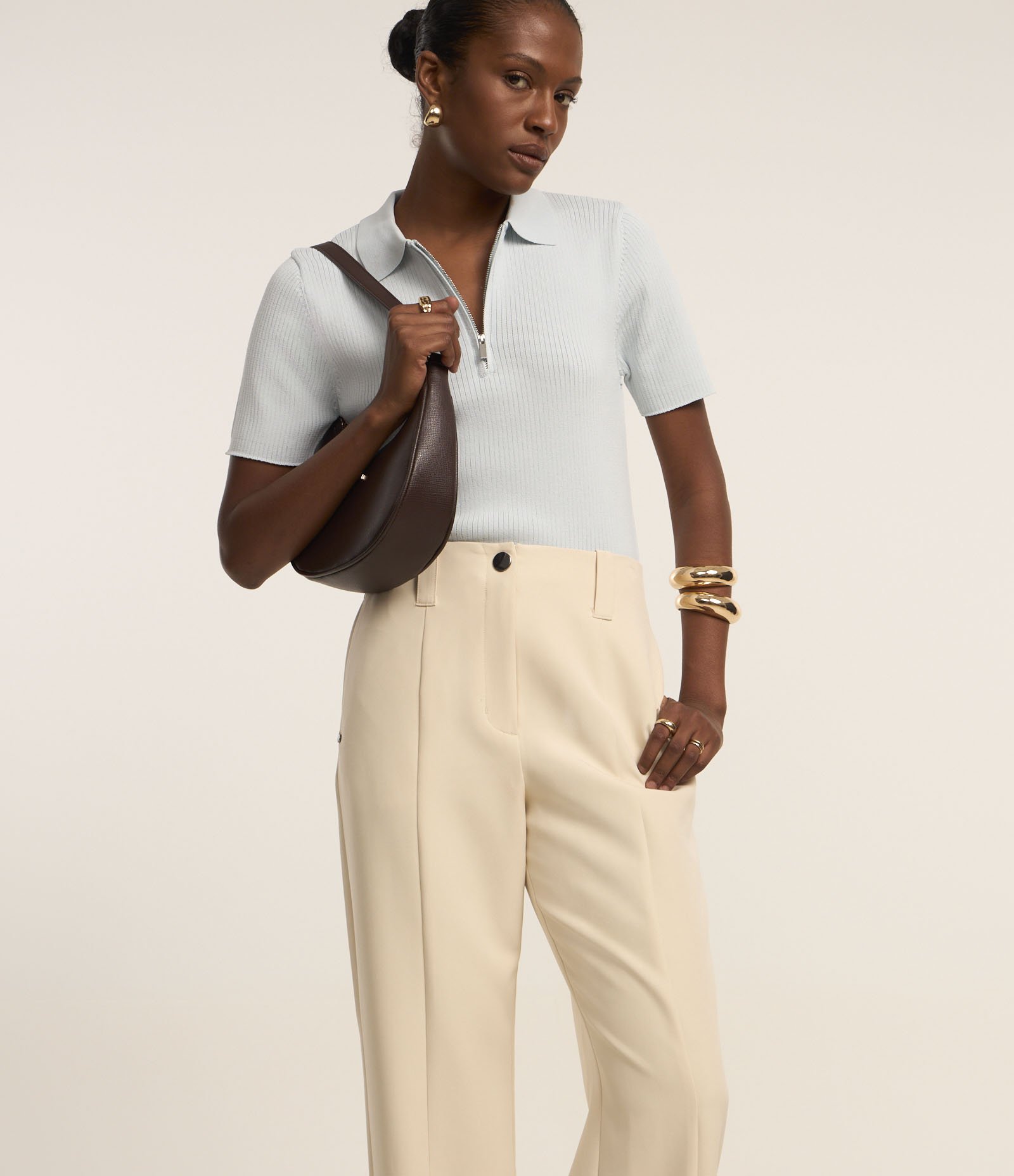 Calça Reta em Alfaiataria com Detalhe de Fenda Bege 2