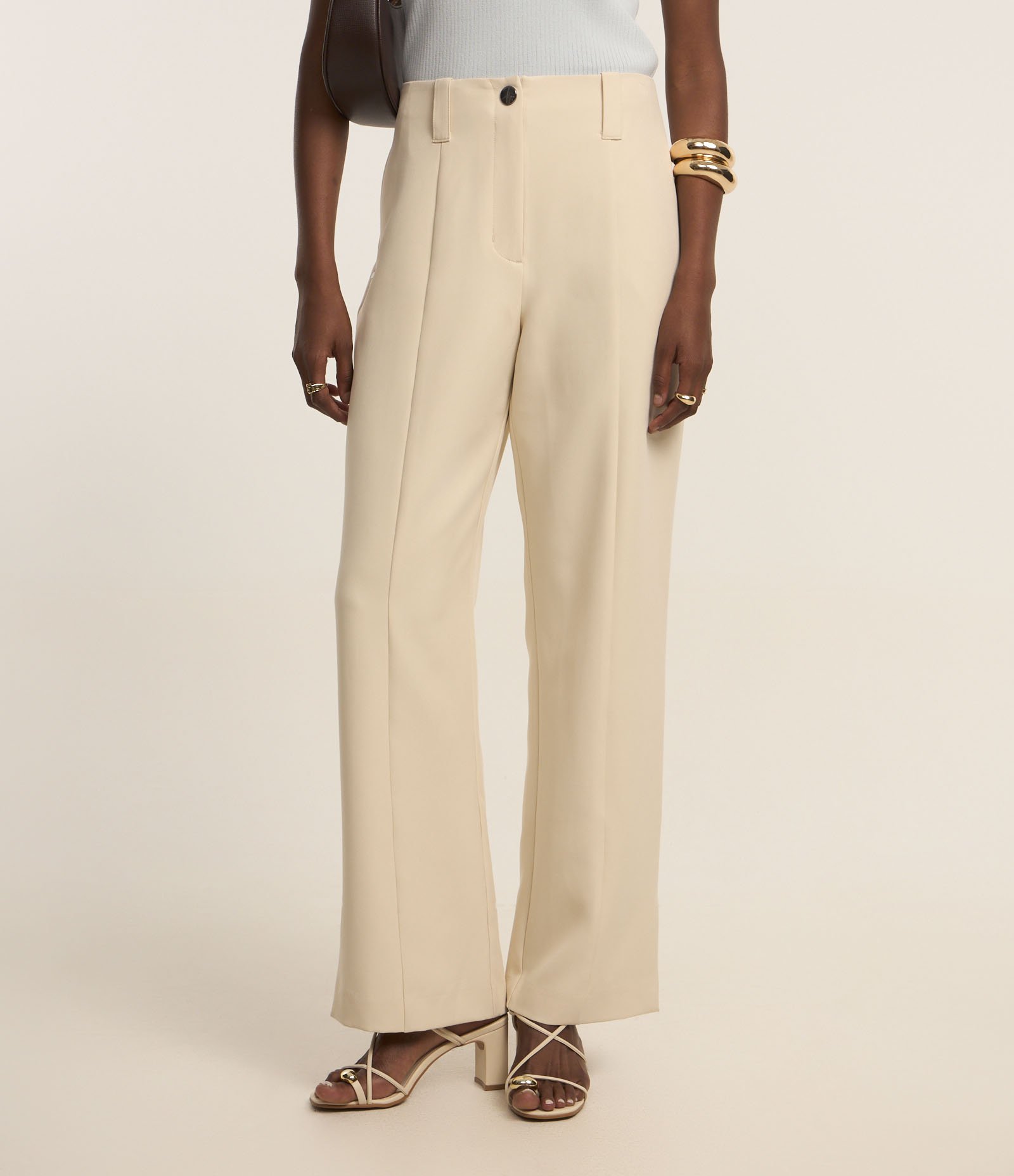 Calça Reta em Alfaiataria com Detalhe de Fenda Bege 3