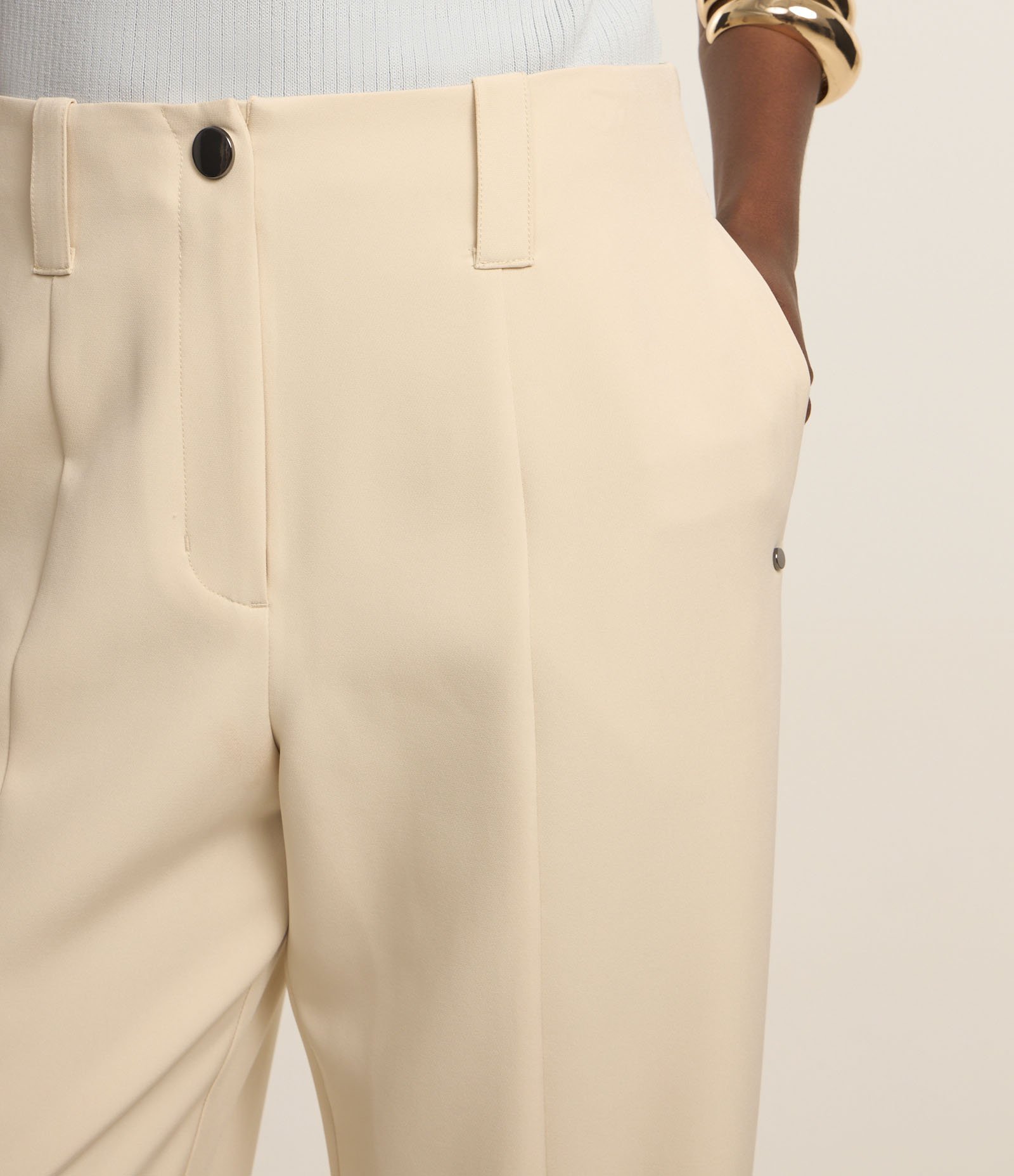 Calça Reta em Alfaiataria com Detalhe de Fenda Bege 4
