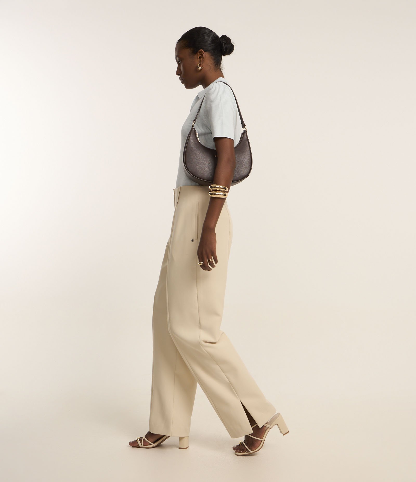 Calça Reta em Alfaiataria com Detalhe de Fenda Bege 5