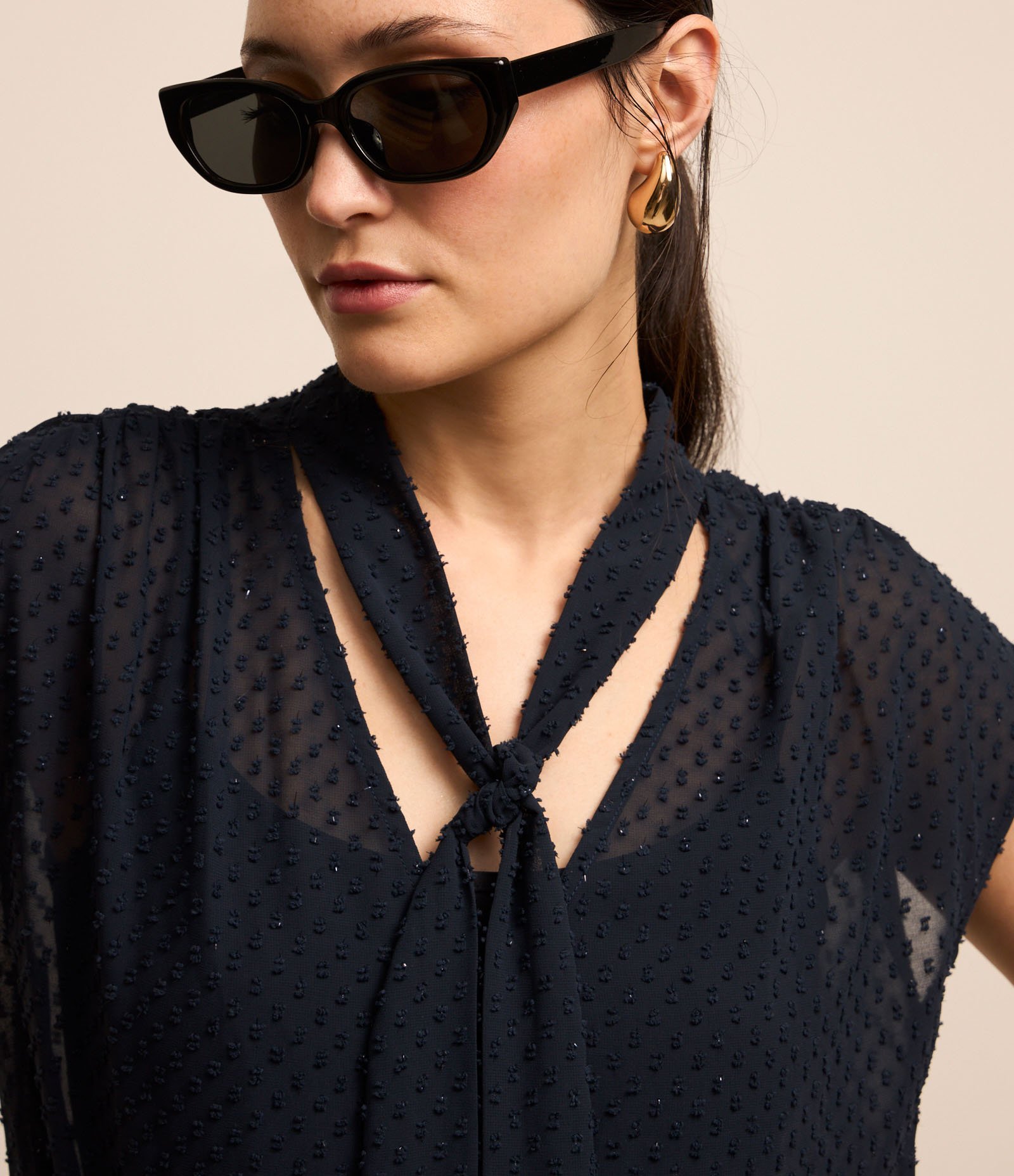 Blusa em Crepe com Laço de Chiffon na Gola e Texturas Azul 1