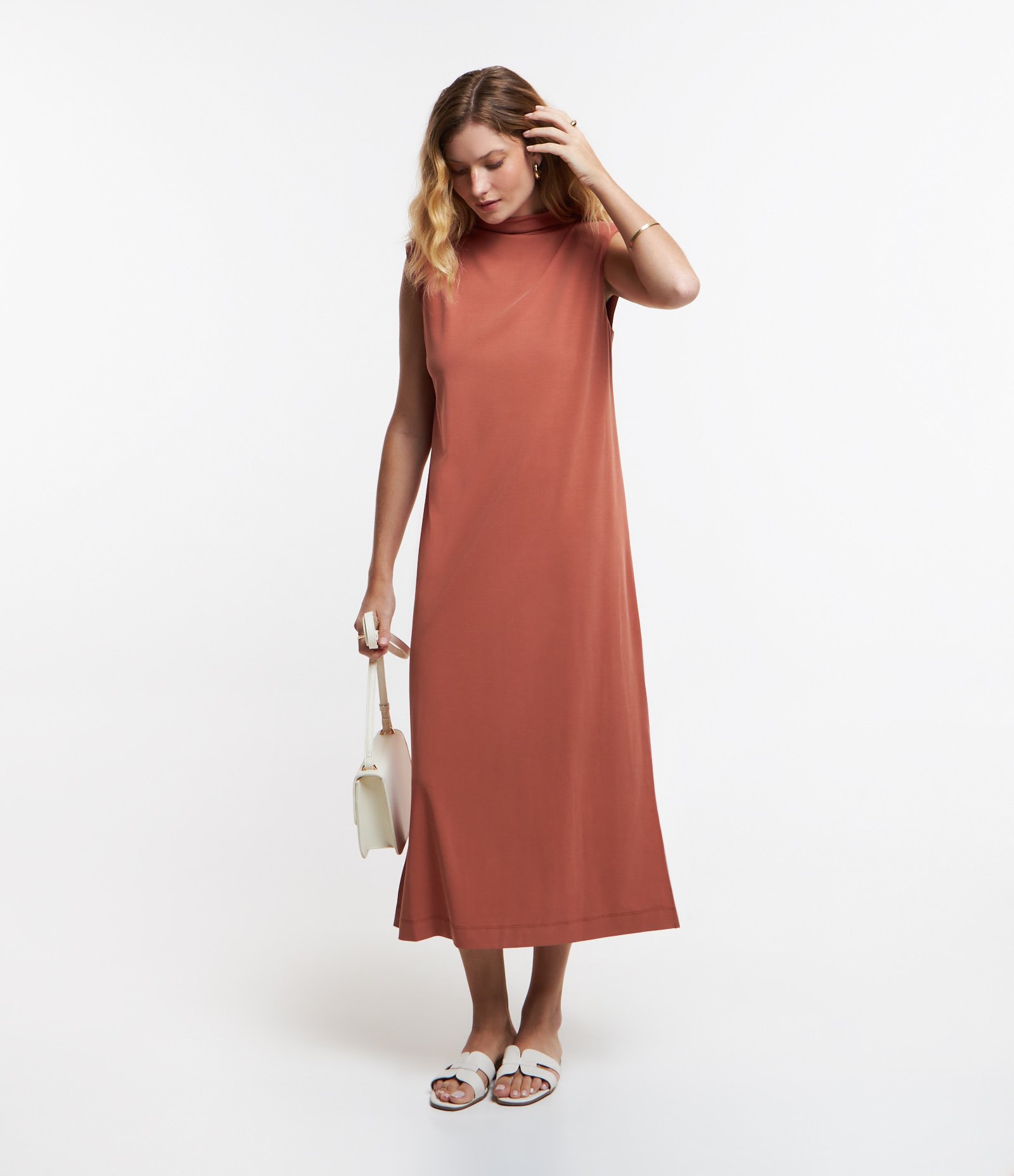 Vestido em Viscose com Ombreiras e Golinha Alta 1