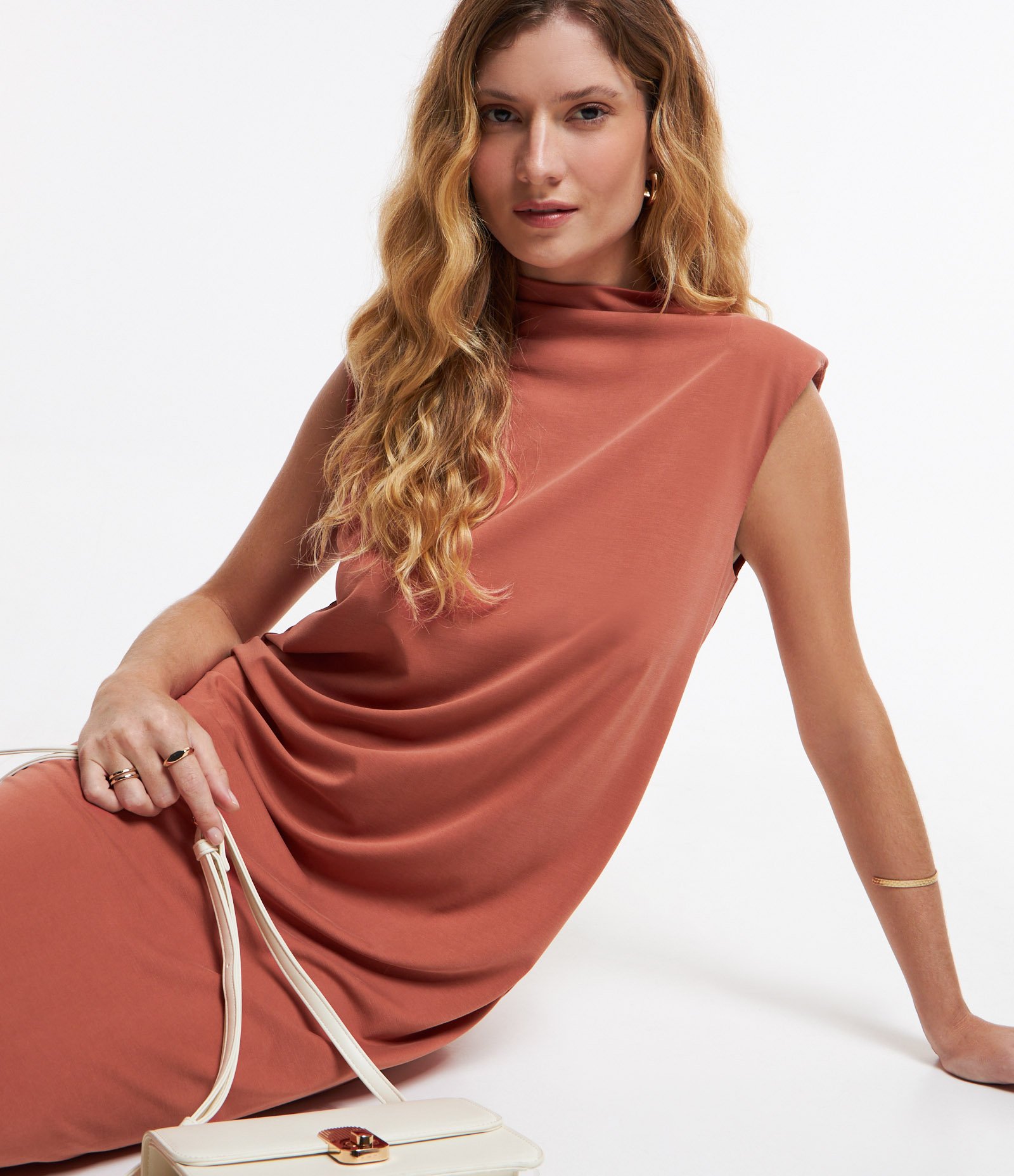 Vestido em Viscose com Ombreiras e Golinha Alta 2