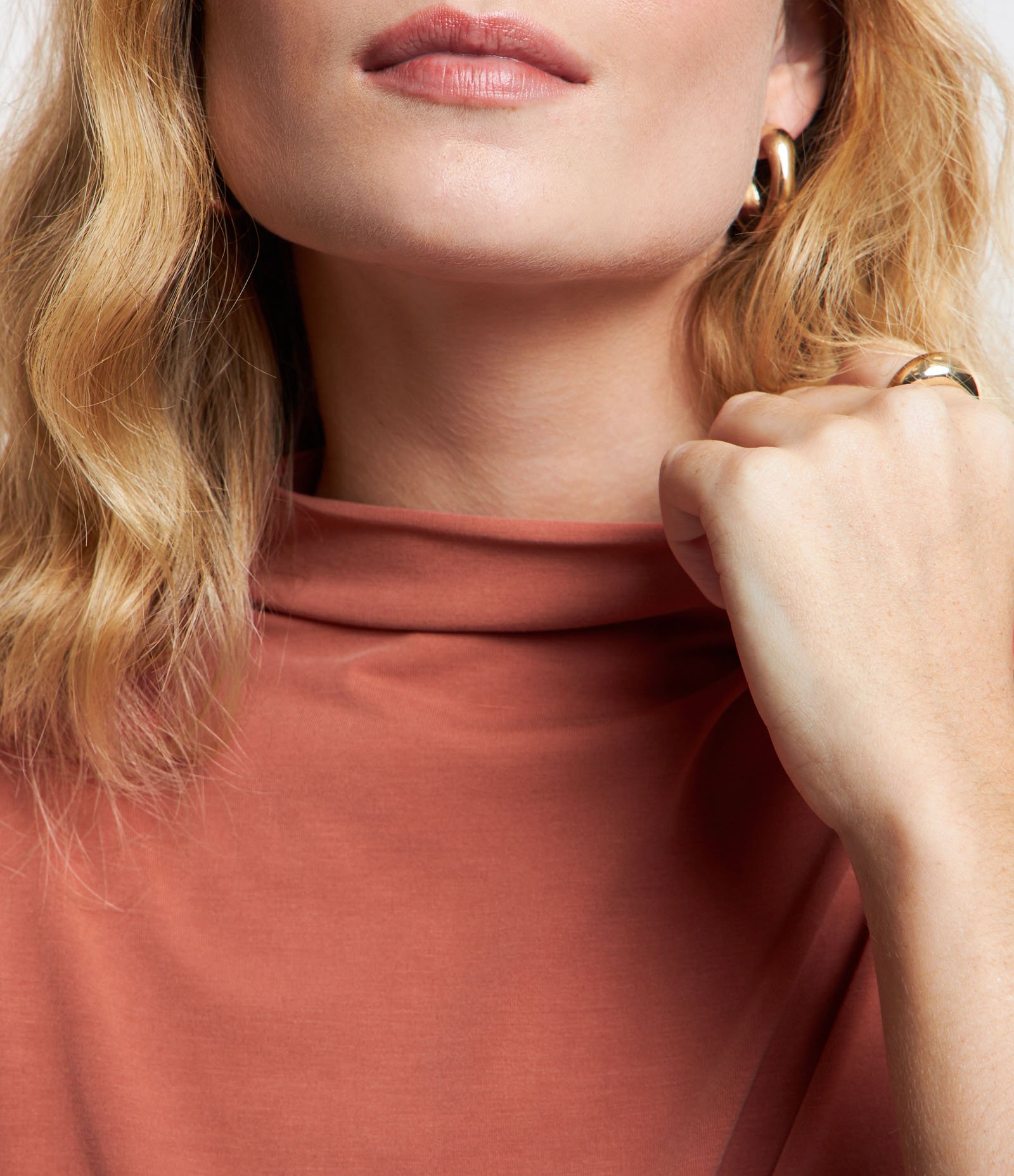 Vestido em Viscose com Ombreiras e Golinha Alta 3