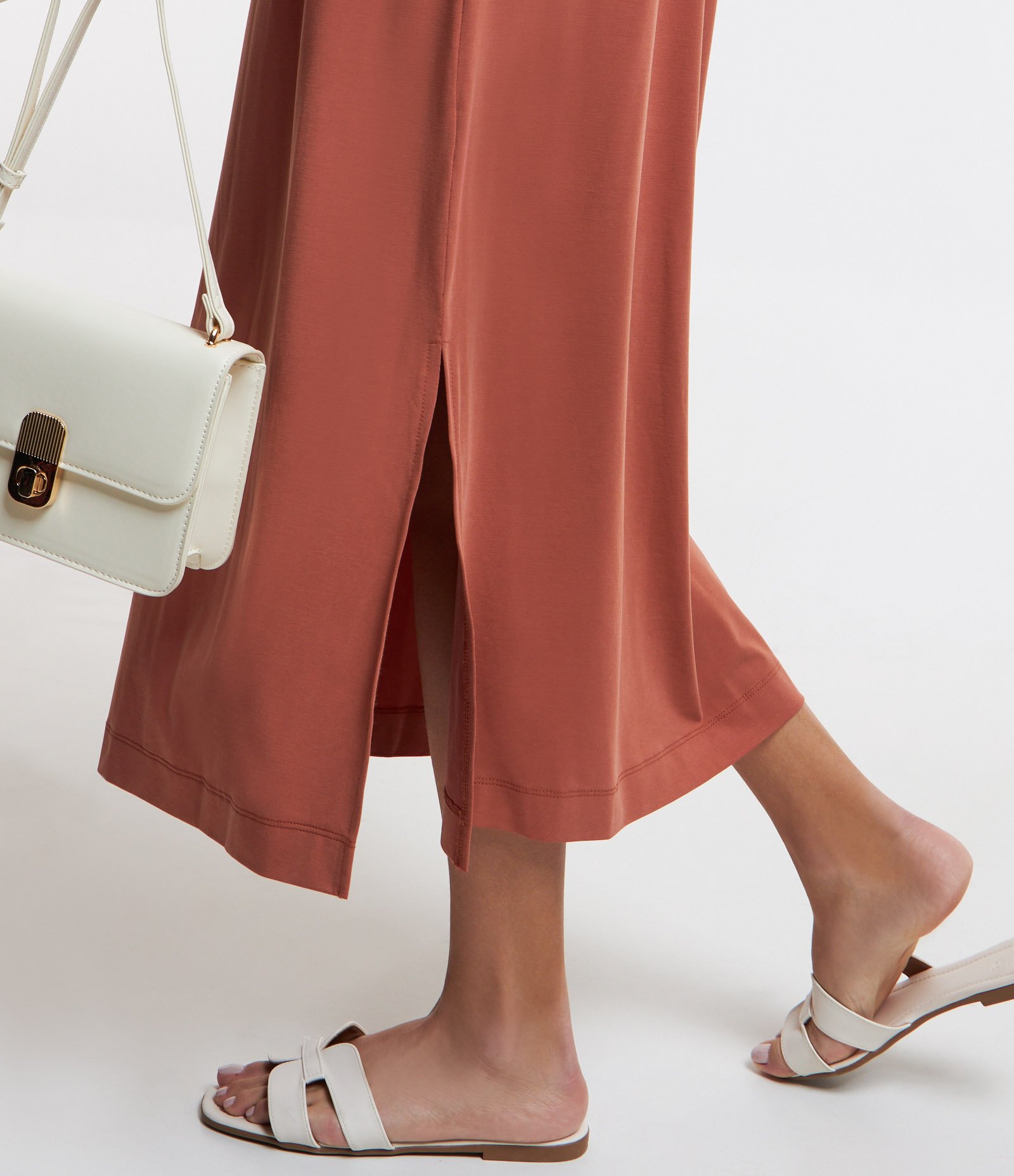 Vestido em Viscose com Ombreiras e Golinha Alta 4