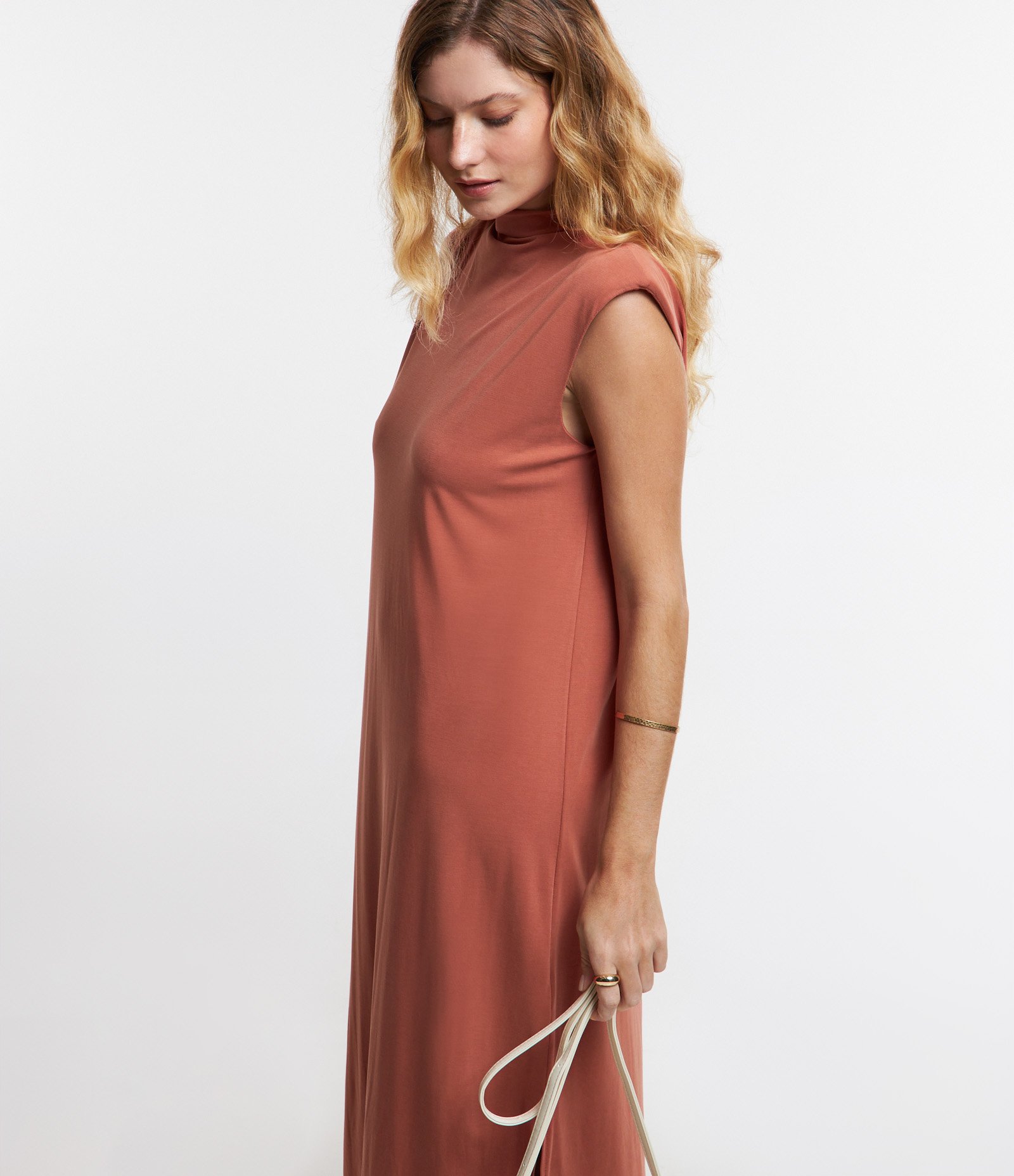 Vestido em Viscose com Ombreiras e Golinha Alta 5