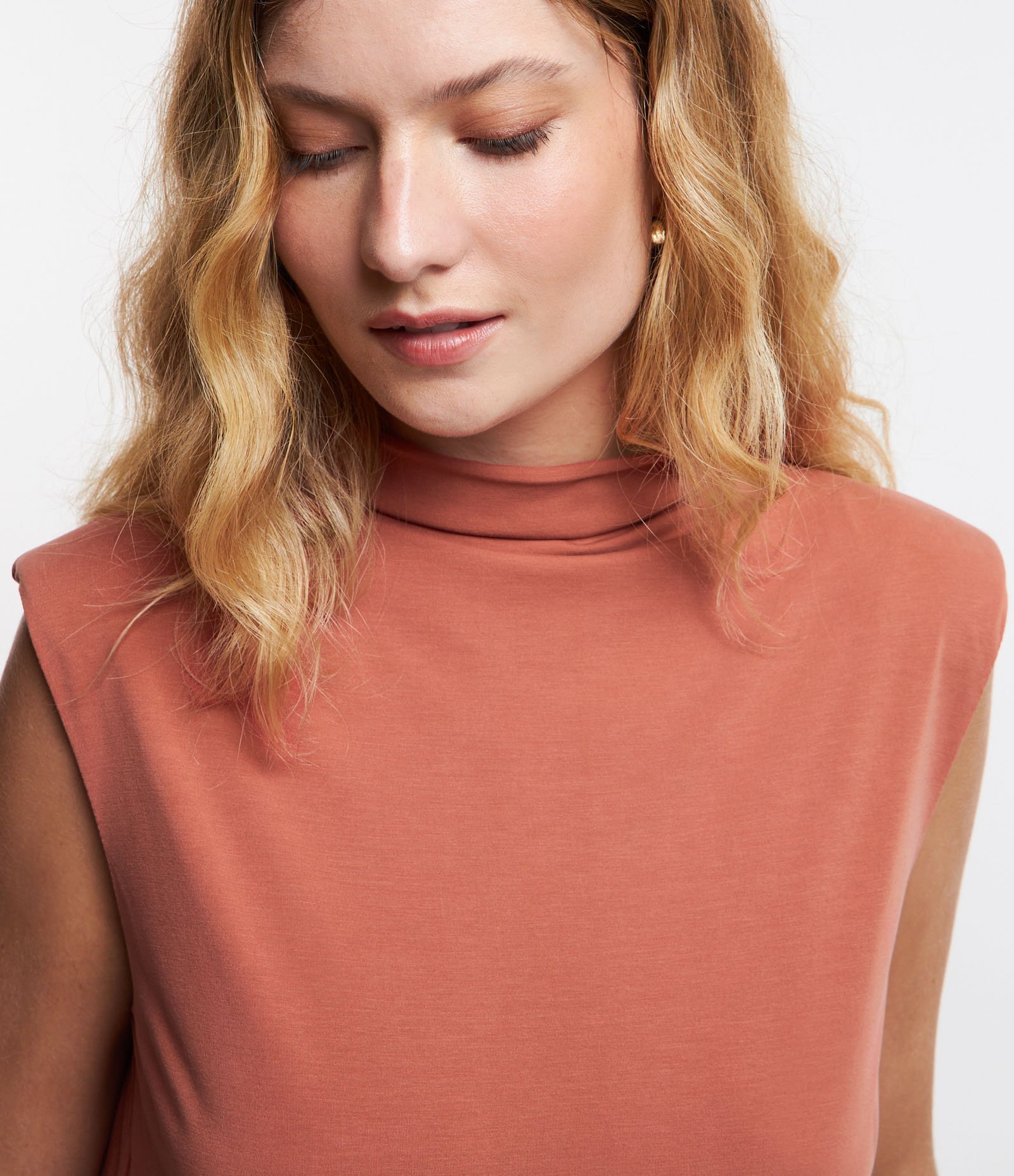 Vestido em Viscose com Ombreiras e Golinha Alta 6