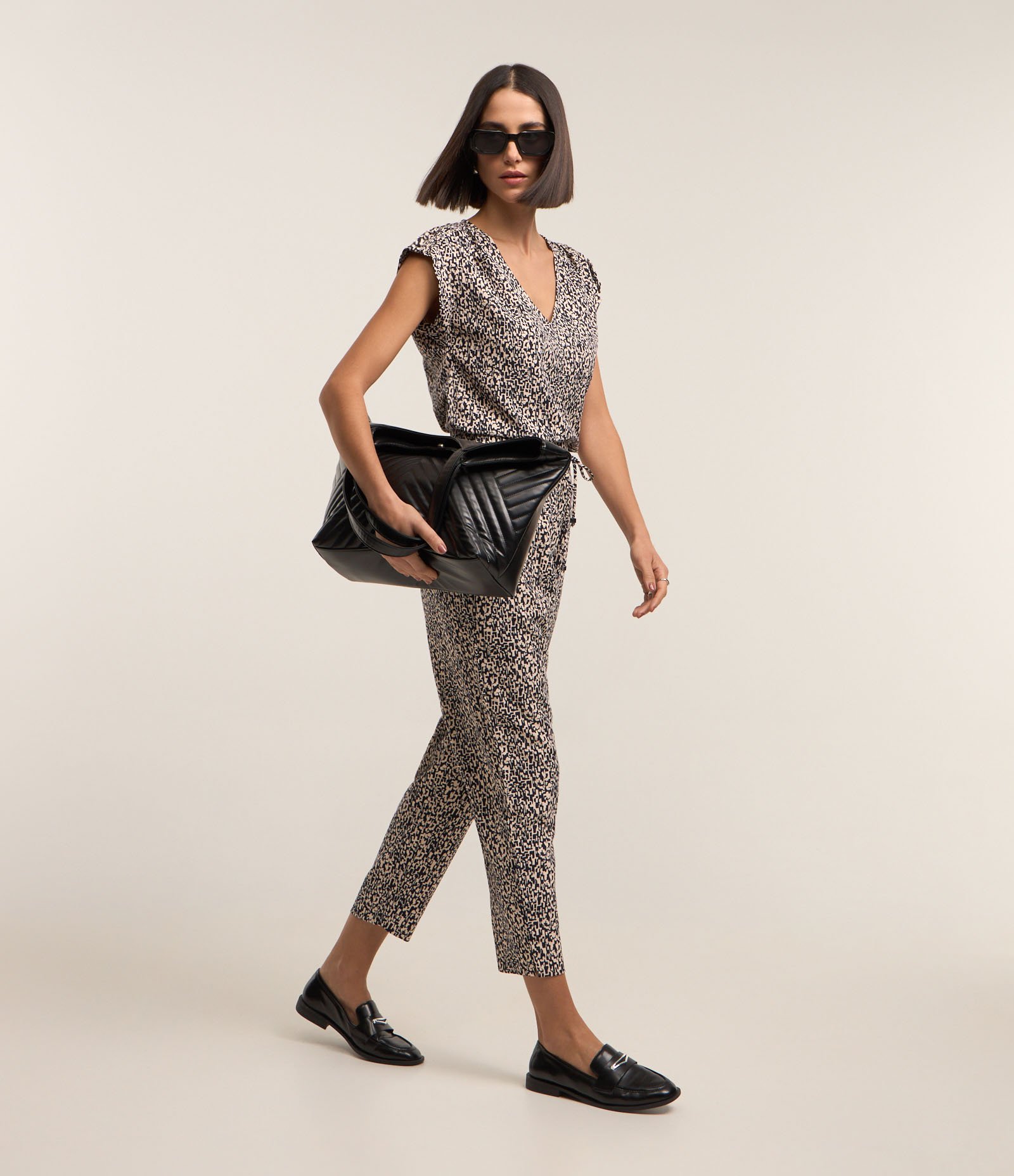 Blusa em Crepe com Decote V e Detalhe de Botões no Ombro Preto/ Branco 2