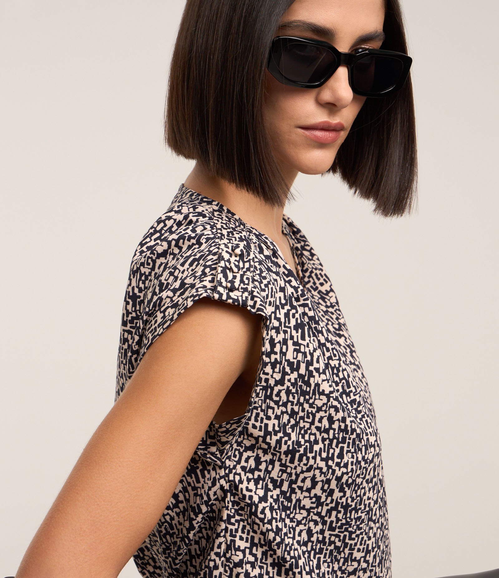 Blusa em Crepe com Decote V e Detalhe de Botões no Ombro Preto/ Branco 3