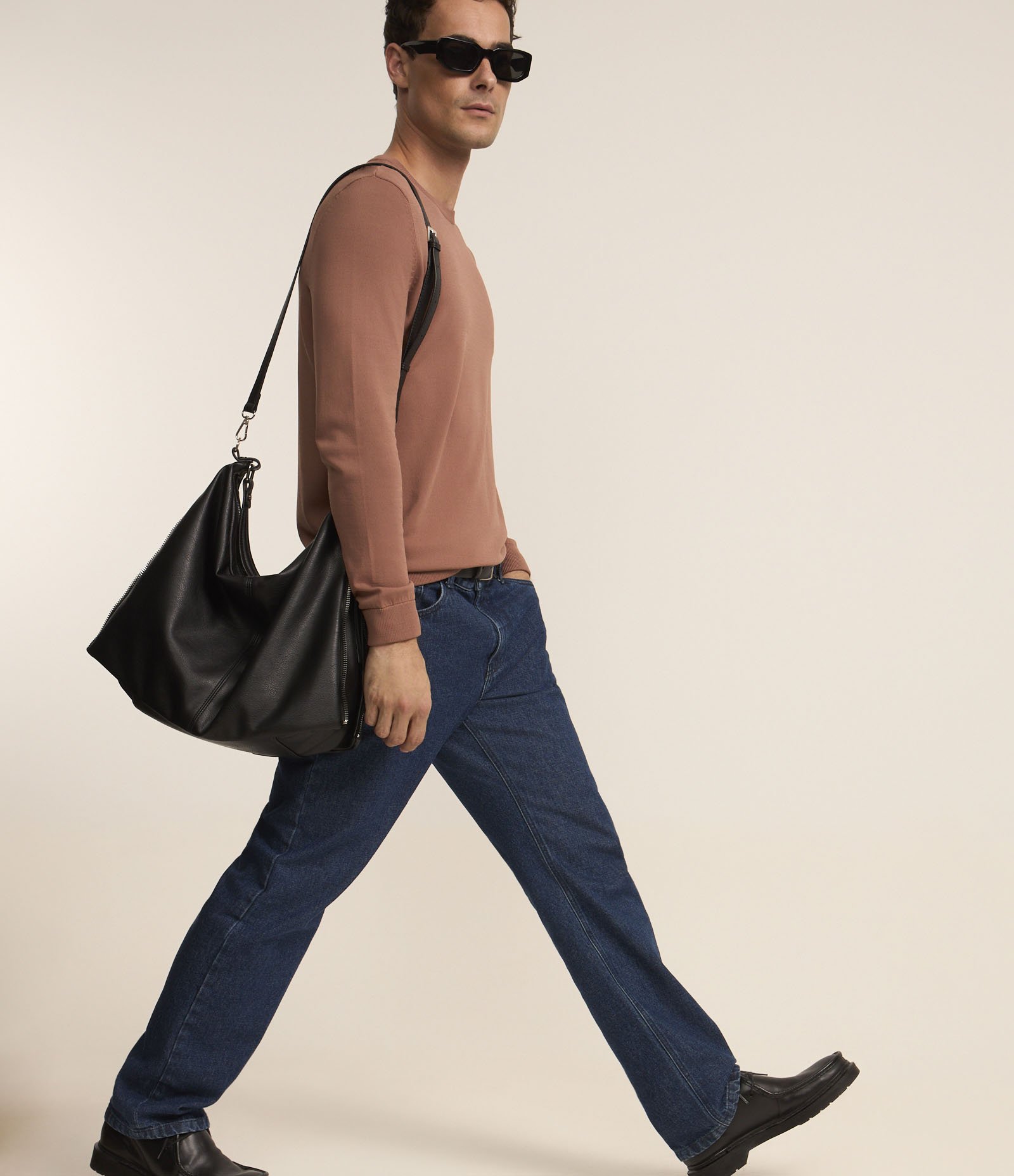 Suéter Básico em Viscose com Gola Redonda Marrom Médio 4