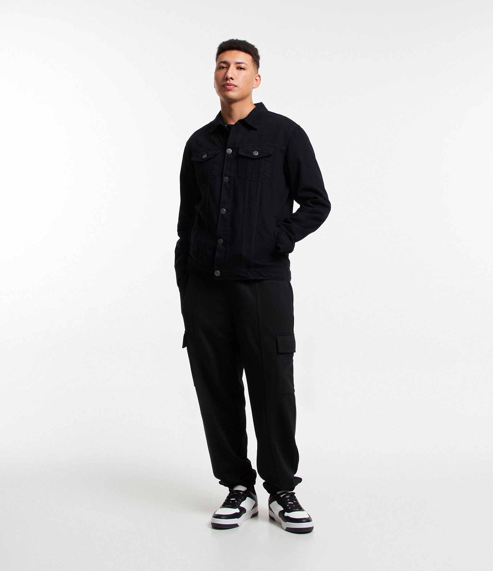 Jaqueta Trucker Regular em Sarja com Recortes Preto 2