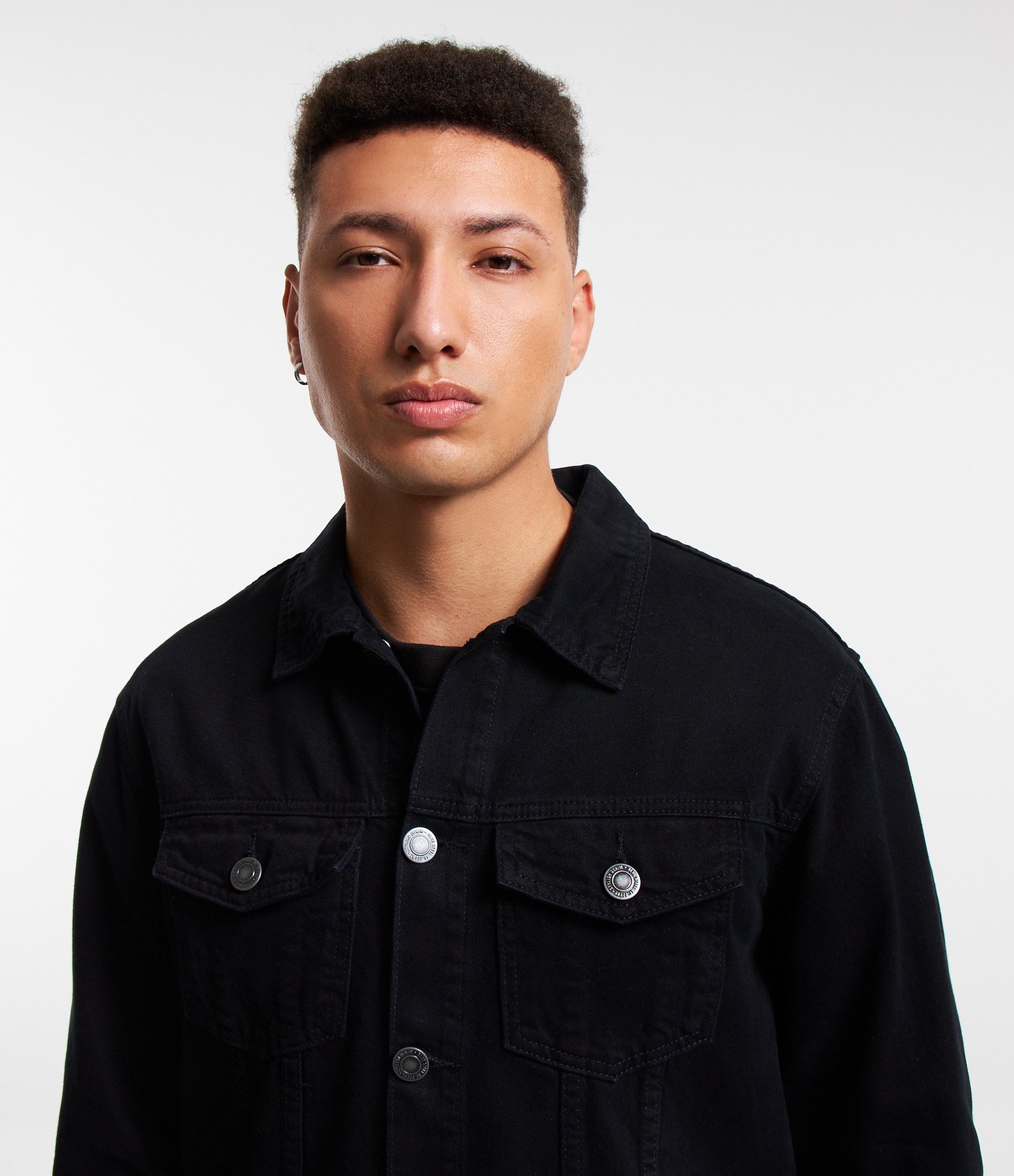 Jaqueta Trucker Regular em Sarja com Recortes Preto 4