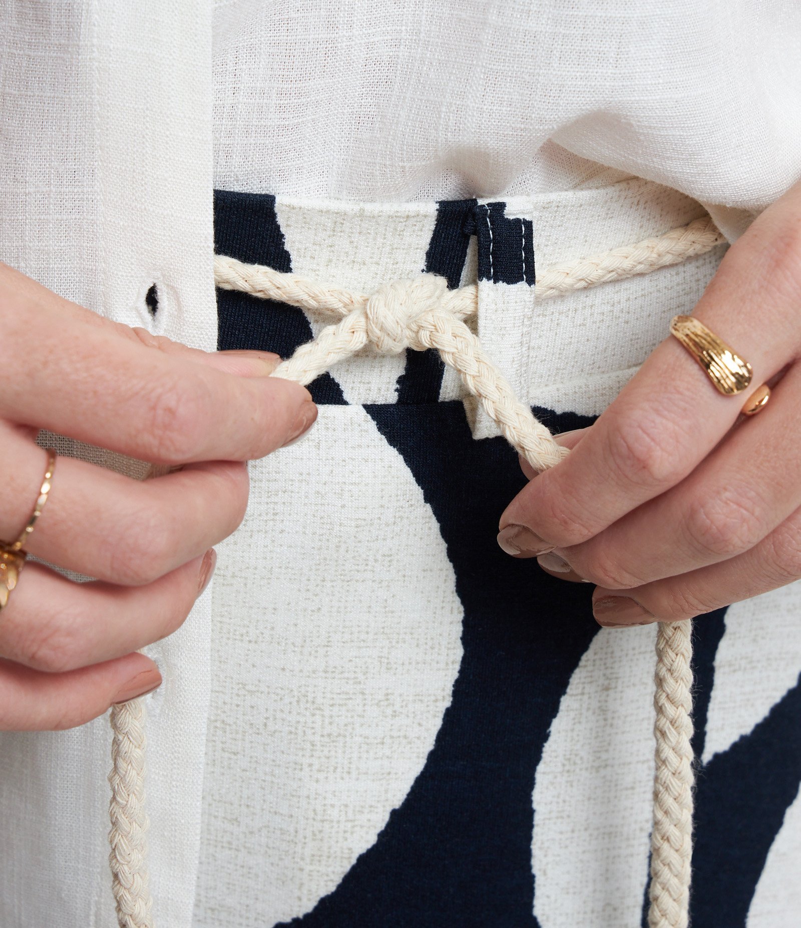 Saia New Midi em Moletinho com Cinto Cordão e Estampa Poá Big Azul/ Branco 4