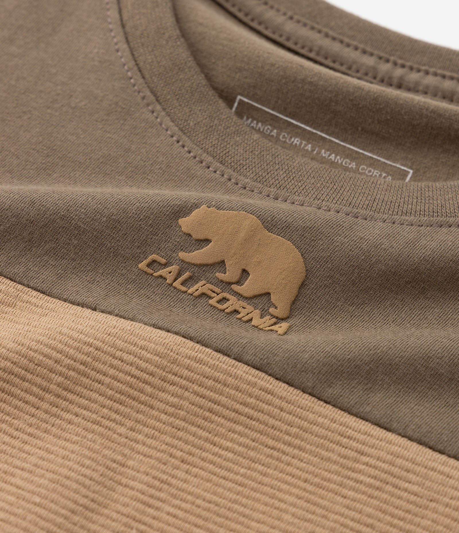 Camiseta Infantil com Estampa California e Recortes Texturizados - Tam 5 a 14 Anos Bege/Marrom 4