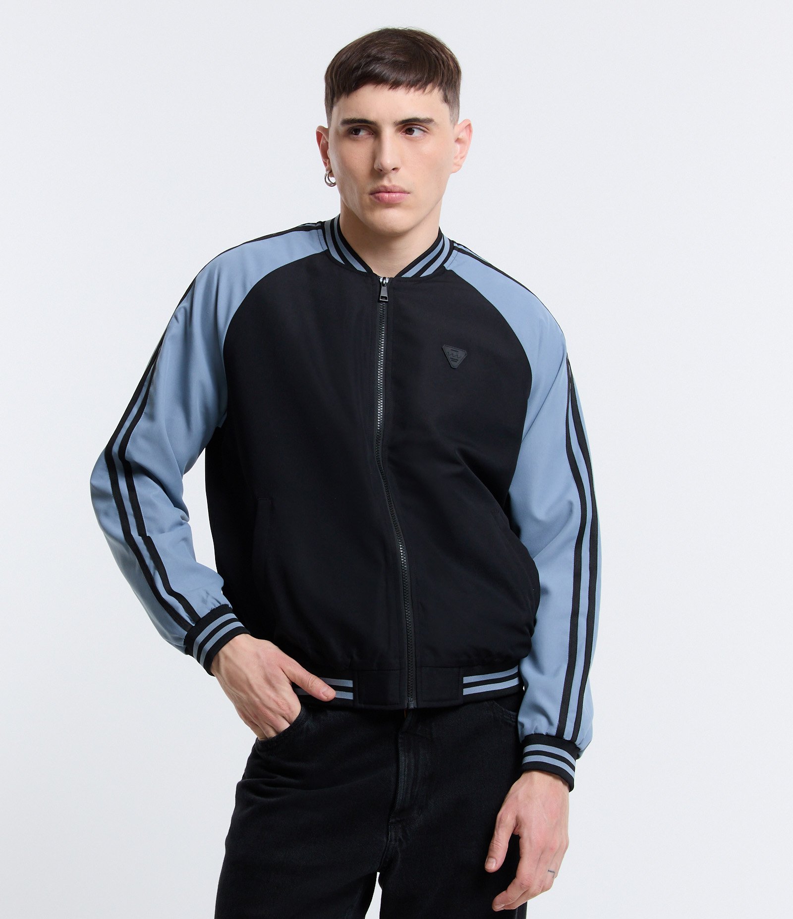 Jaqueta Bomber com Patch Localizado Preto/Azul 1