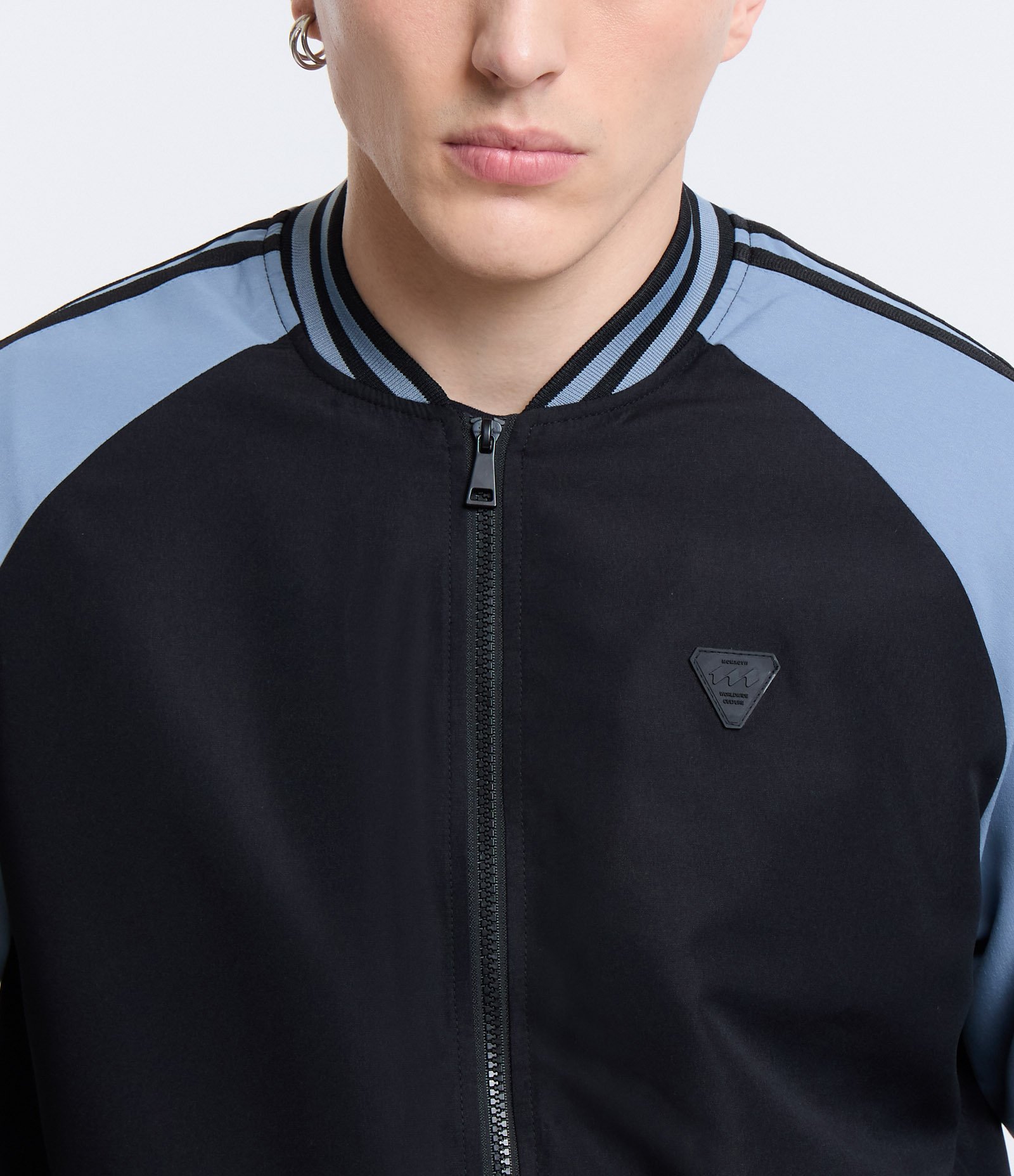 Jaqueta Bomber com Patch Localizado Preto/Azul 4