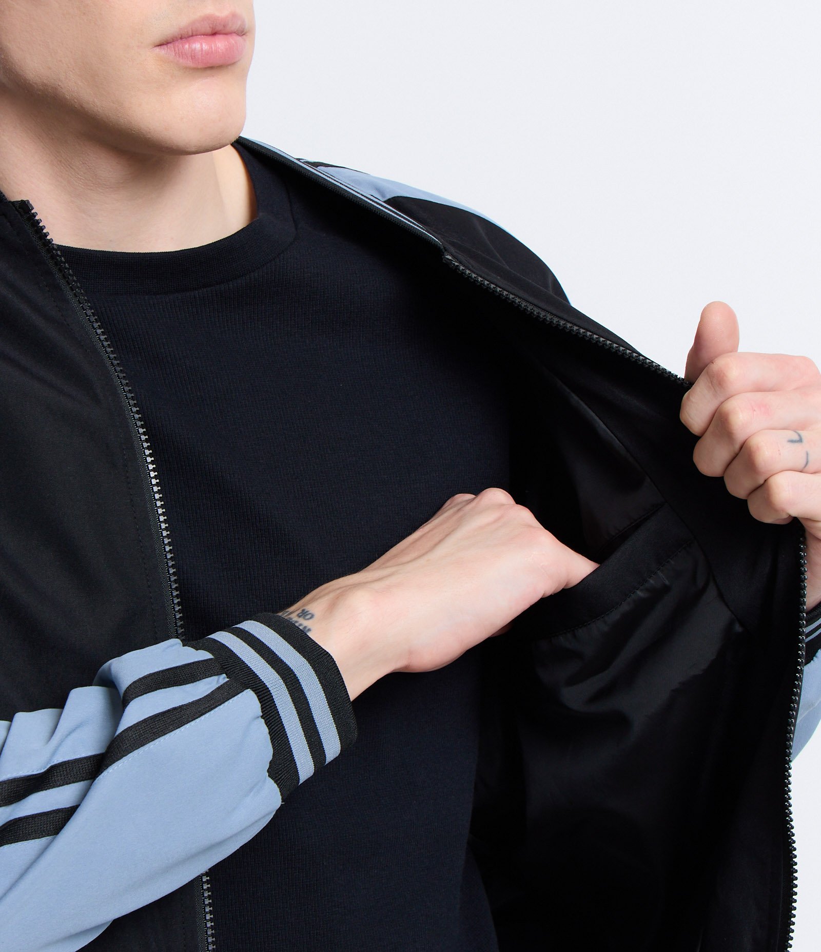 Jaqueta Bomber com Patch Localizado Preto/Azul 5