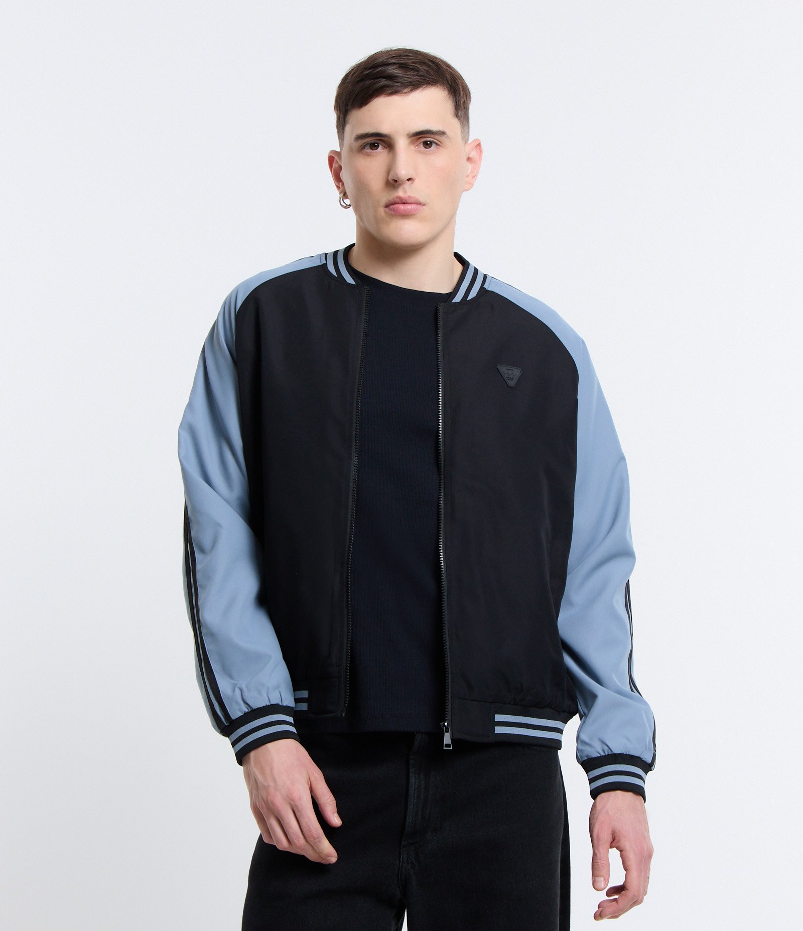 Jaqueta Bomber com Patch Localizado Preto/Azul 6