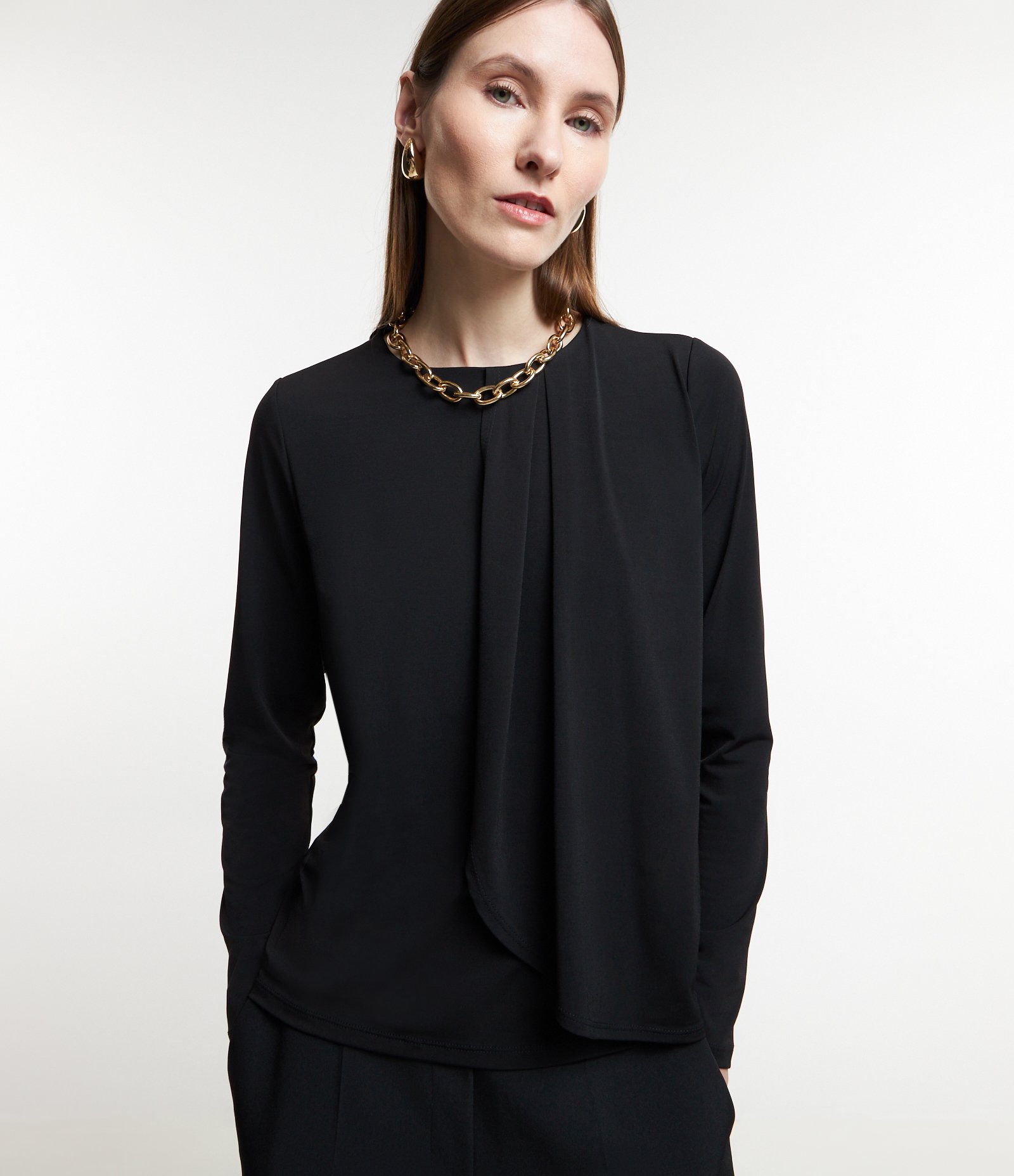 Blusa em Microfibra com Prega Frontal e Sobreposição Preto 3