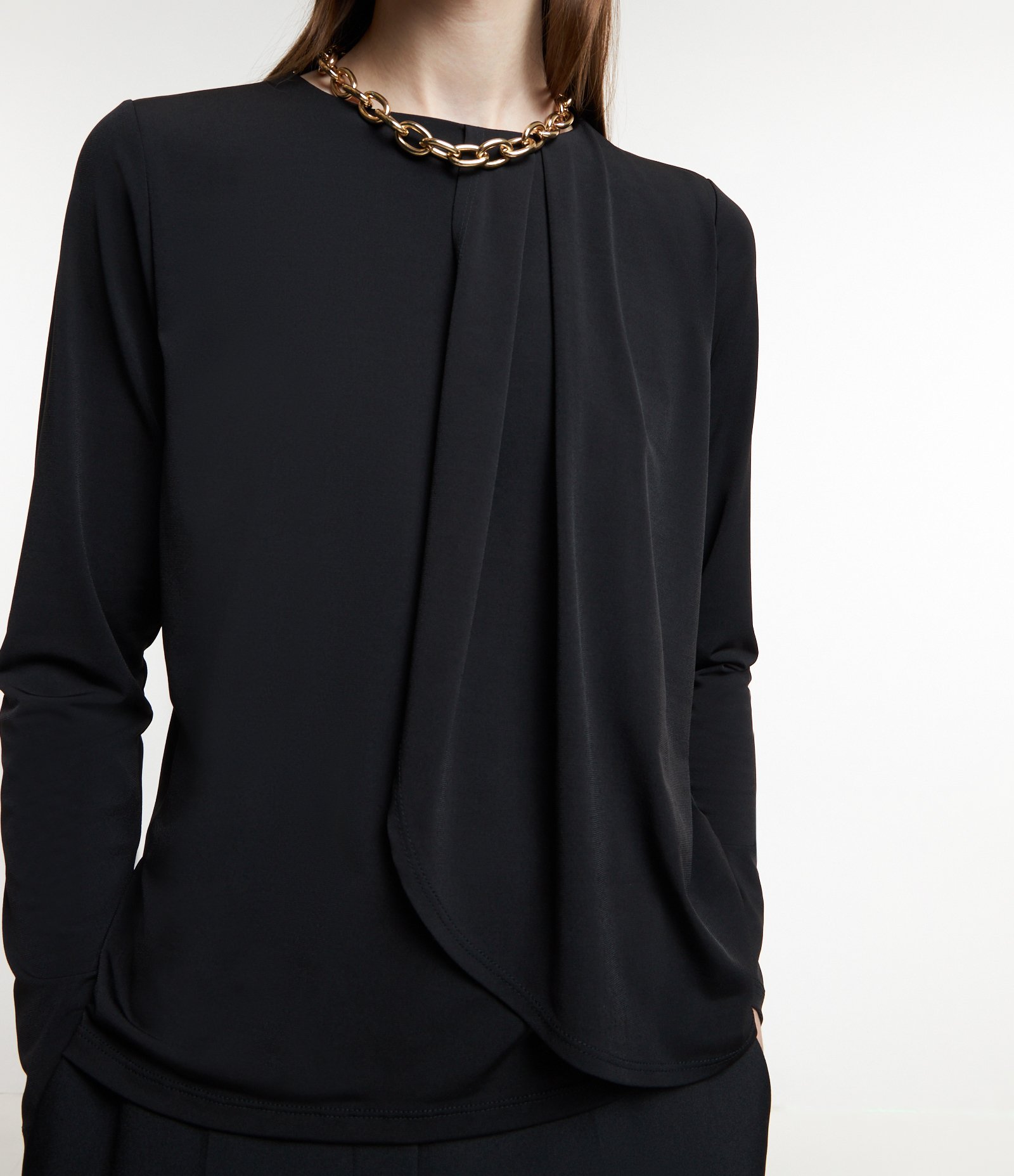 Blusa em Microfibra com Prega Frontal e Sobreposição Preto 4