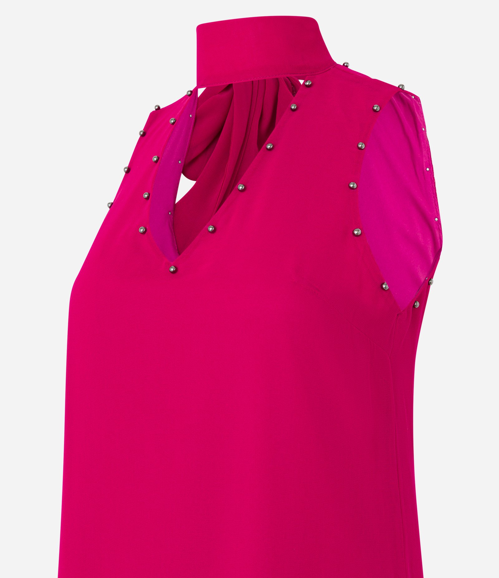 Vestido Curto em Chiffon com Gola Alta e Tachinhas Aplicadas Rosa 9