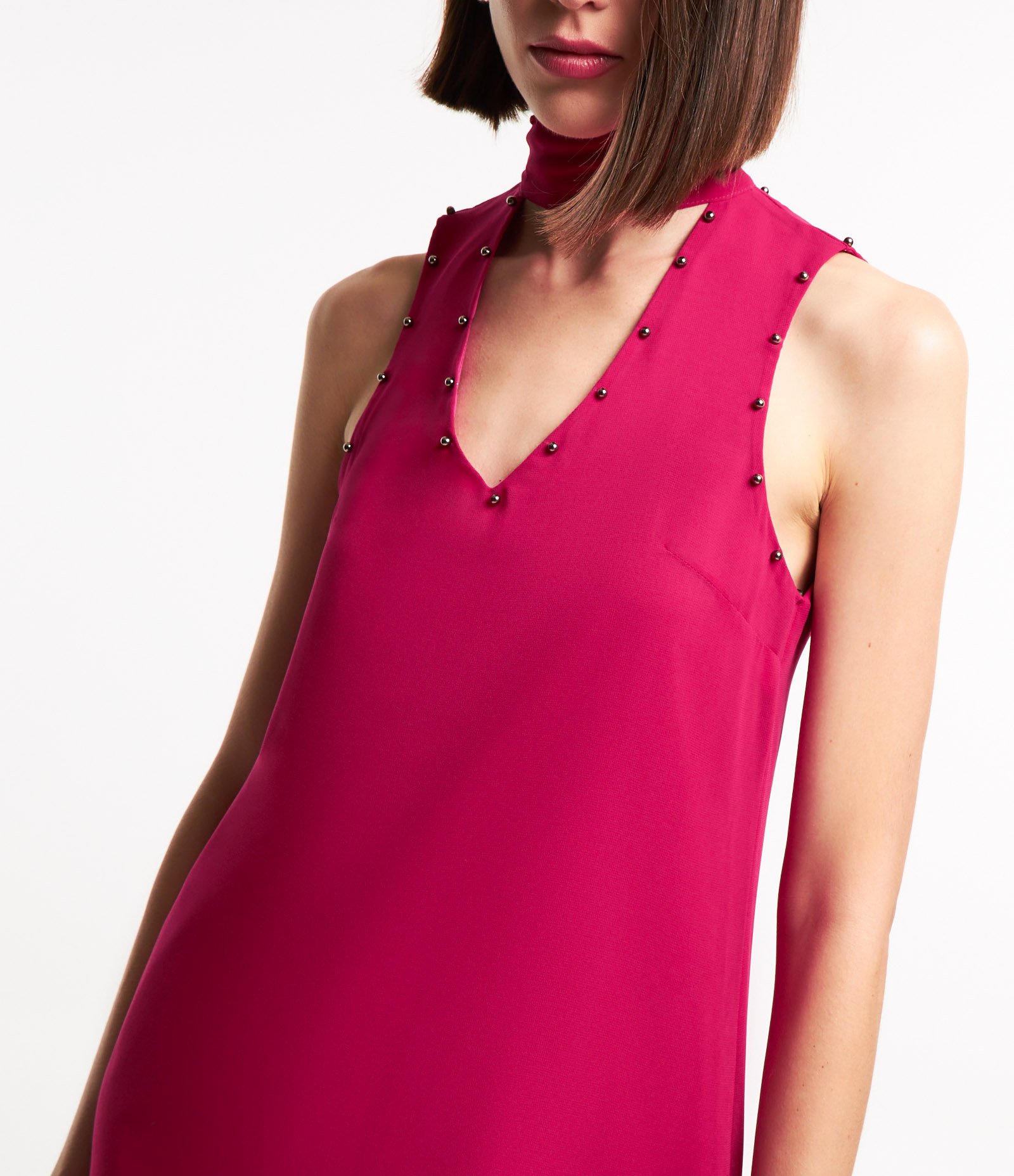 Vestido Curto em Chiffon com Gola Alta e Tachinhas Aplicadas Rosa 3