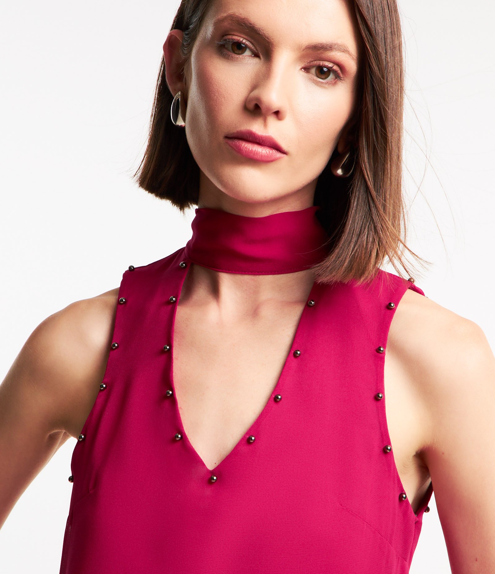 Vestido Curto em Chiffon com Gola Alta e Tachinhas Aplicadas Rosa 5