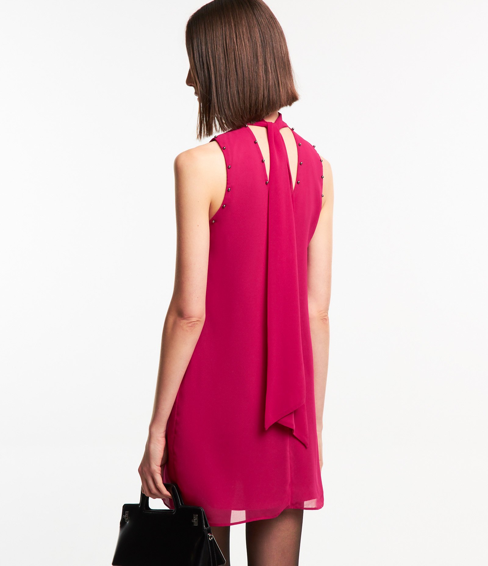 Vestido Curto em Chiffon com Gola Alta e Tachinhas Aplicadas Rosa 7