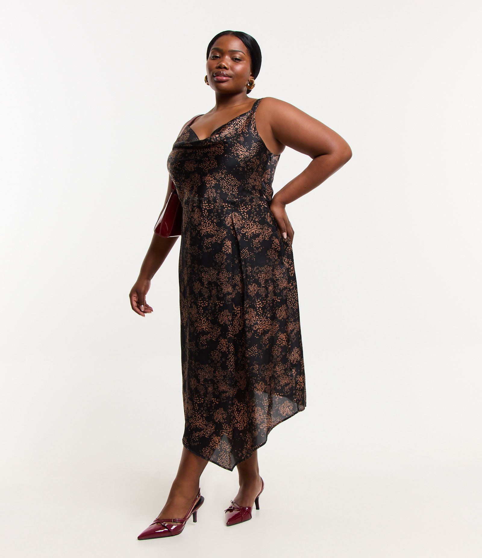Vestido Midi Acetinado com Estampa de Manchinhas e Decote Degagê Curve & Plus Size Preto 1