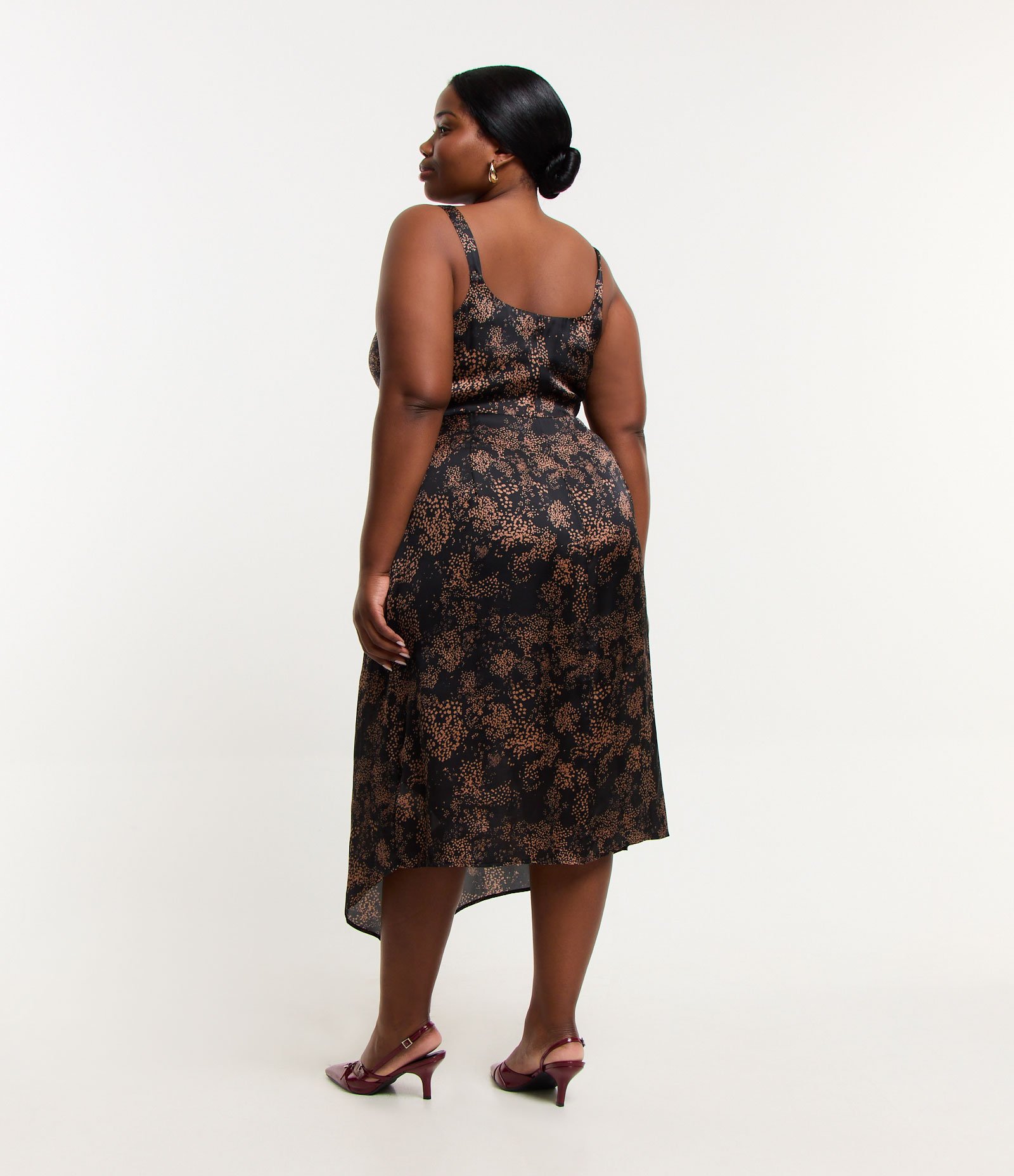 Vestido Midi Acetinado com Estampa de Manchinhas e Decote Degagê Curve & Plus Size Preto 2