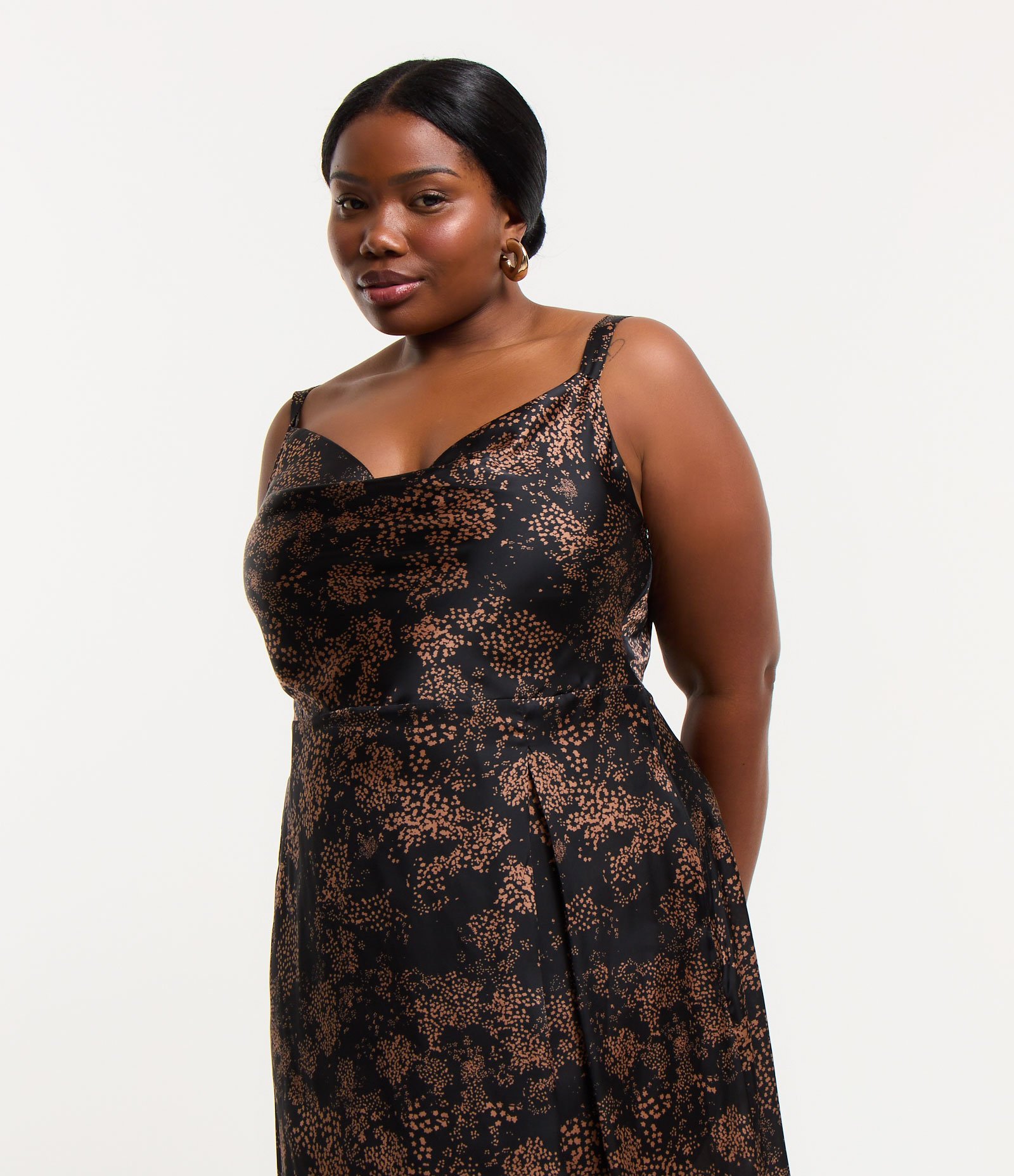 Vestido Midi Acetinado com Estampa de Manchinhas e Decote Degagê Curve & Plus Size Preto 3