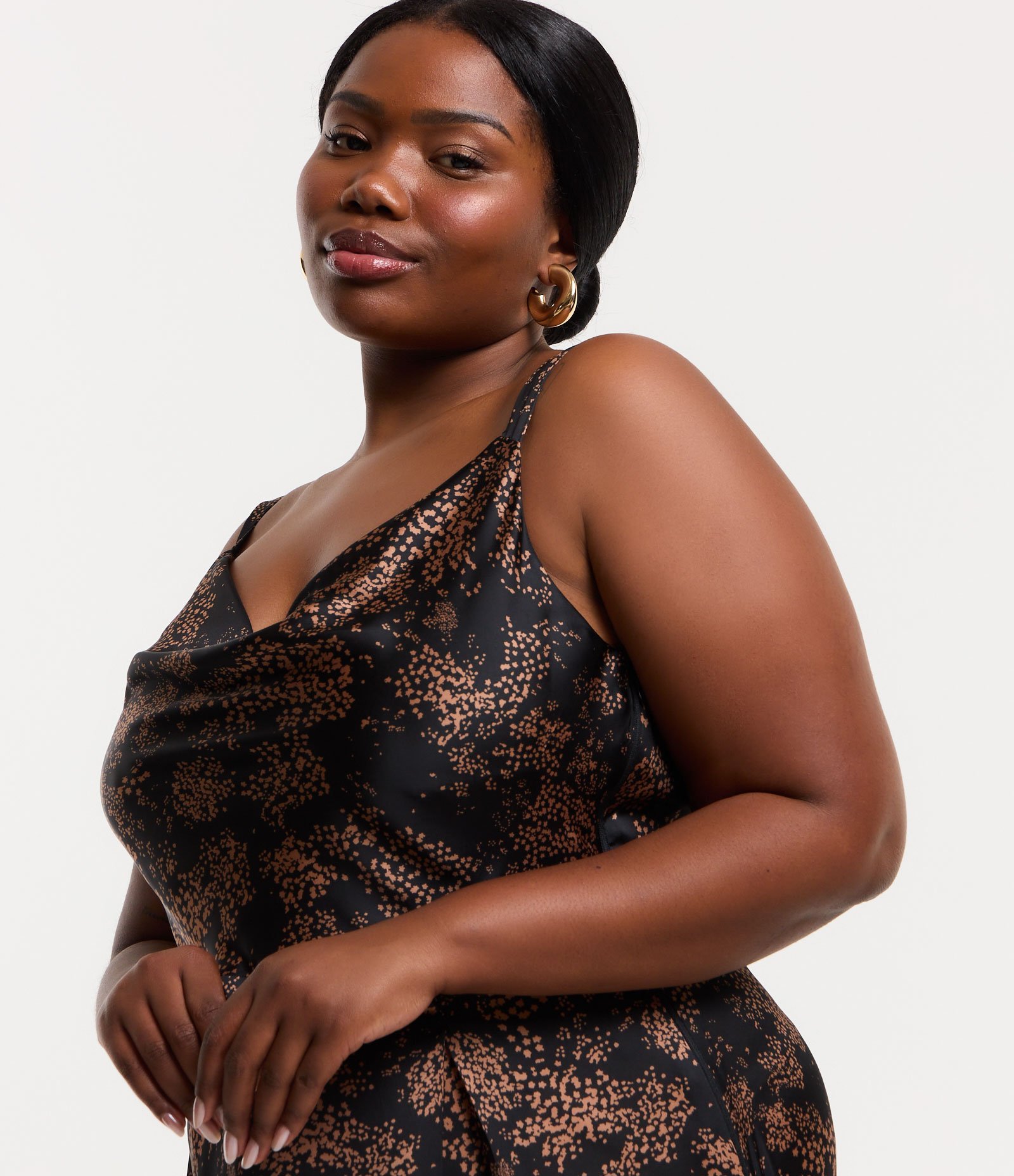 Vestido Midi Acetinado com Estampa de Manchinhas e Decote Degagê Curve & Plus Size Preto 4