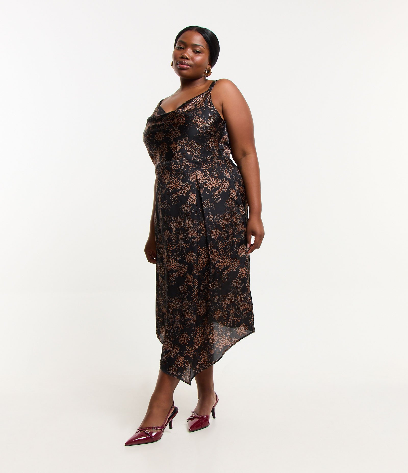Vestido Midi Acetinado com Estampa de Manchinhas e Decote Degagê Curve & Plus Size Preto 5