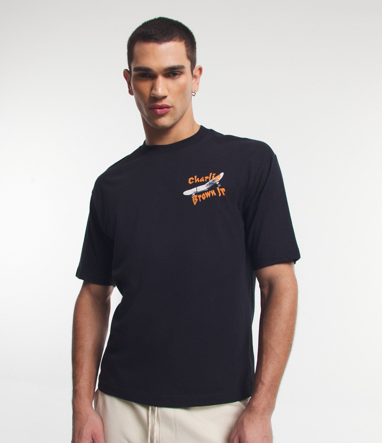 Camiseta Boxy com Estampa Charlie Brown Jr Preto 1