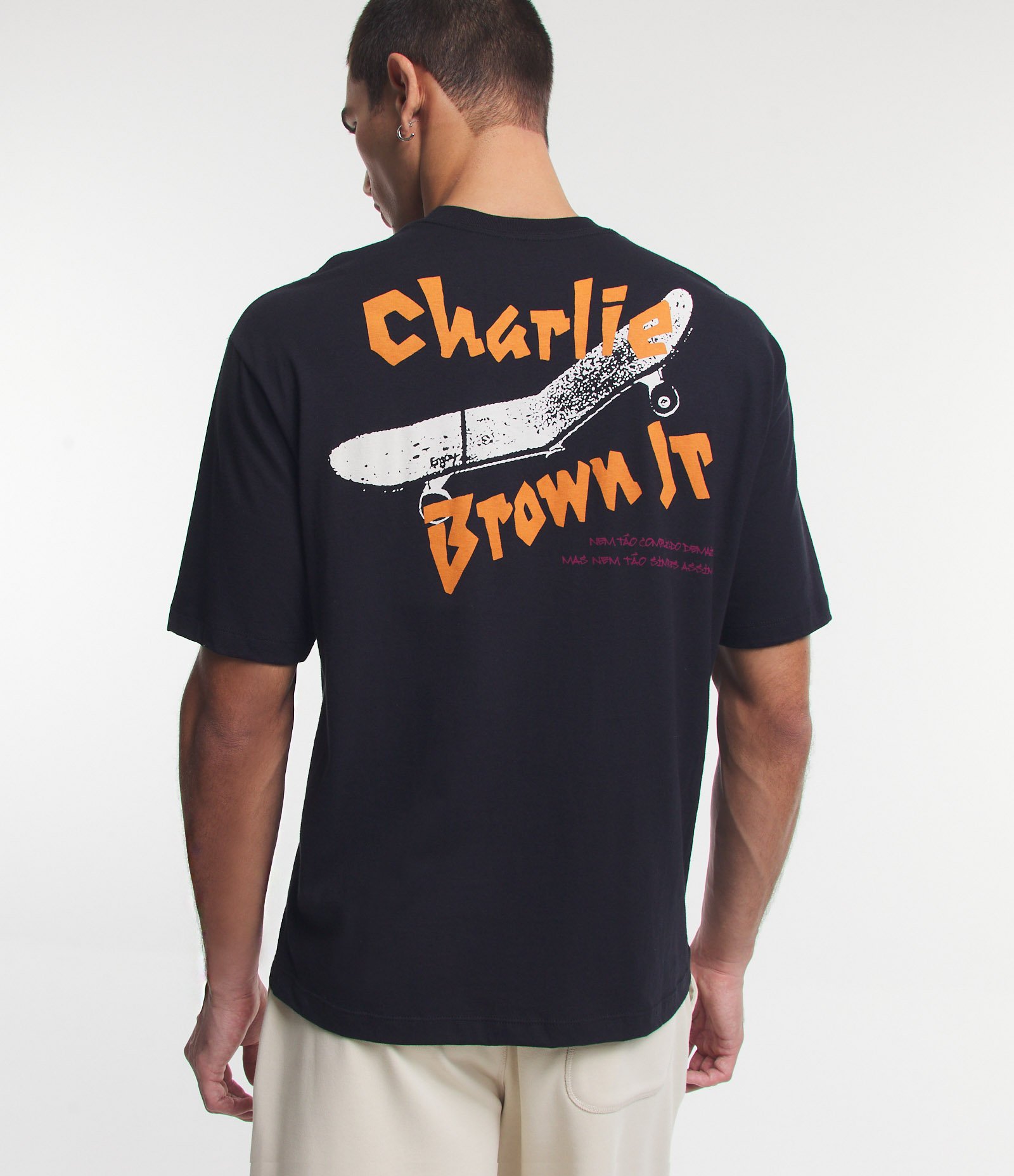 Camiseta Boxy com Estampa Charlie Brown Jr Preto 3