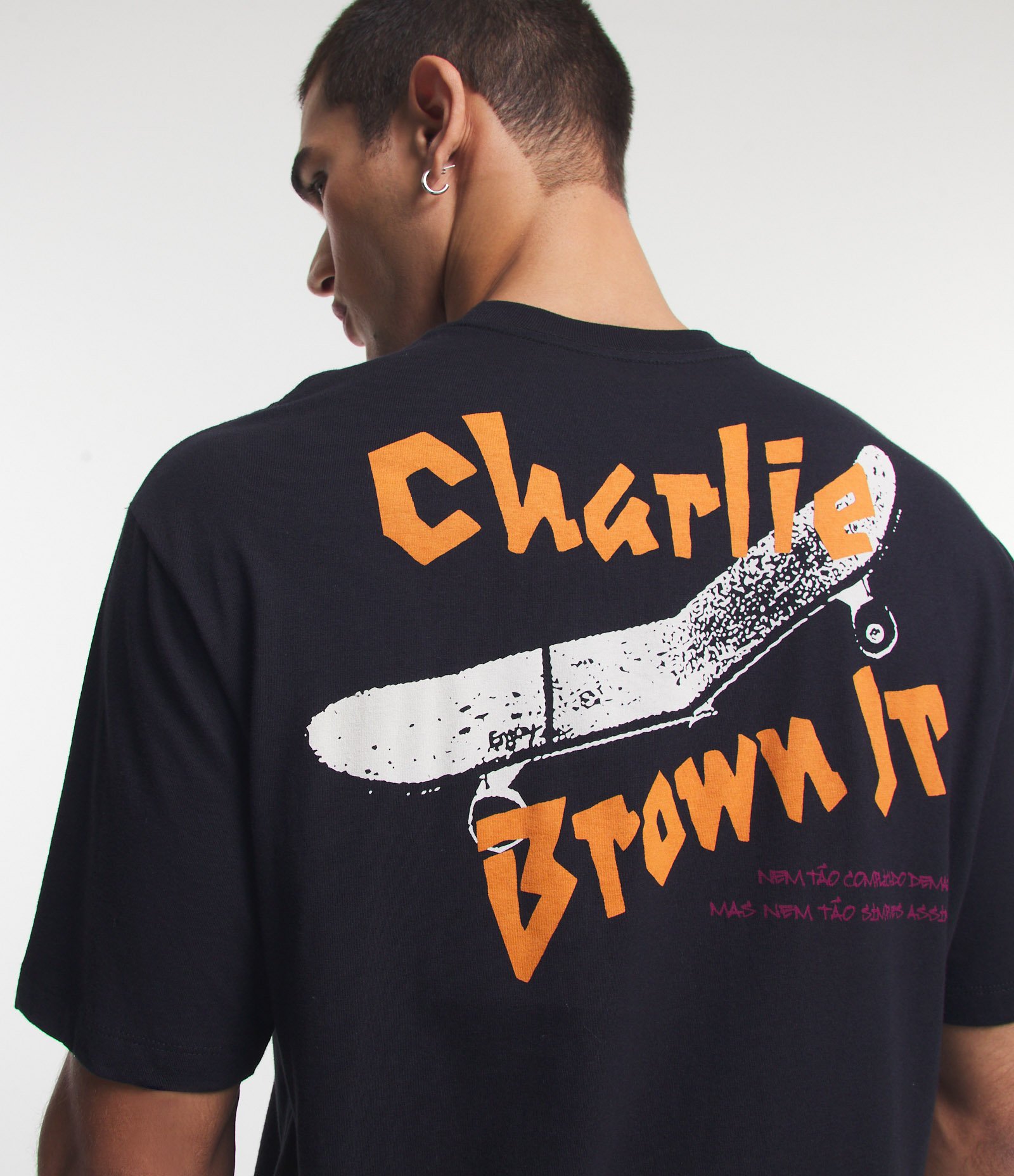 Camiseta Boxy com Estampa Charlie Brown Jr Preto 4