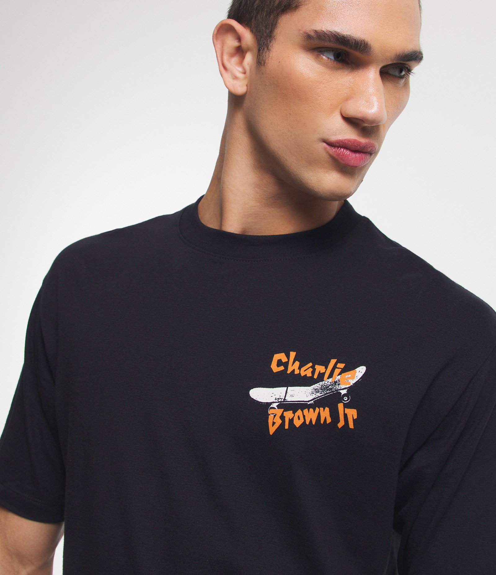 Camiseta Boxy com Estampa Charlie Brown Jr Preto 5