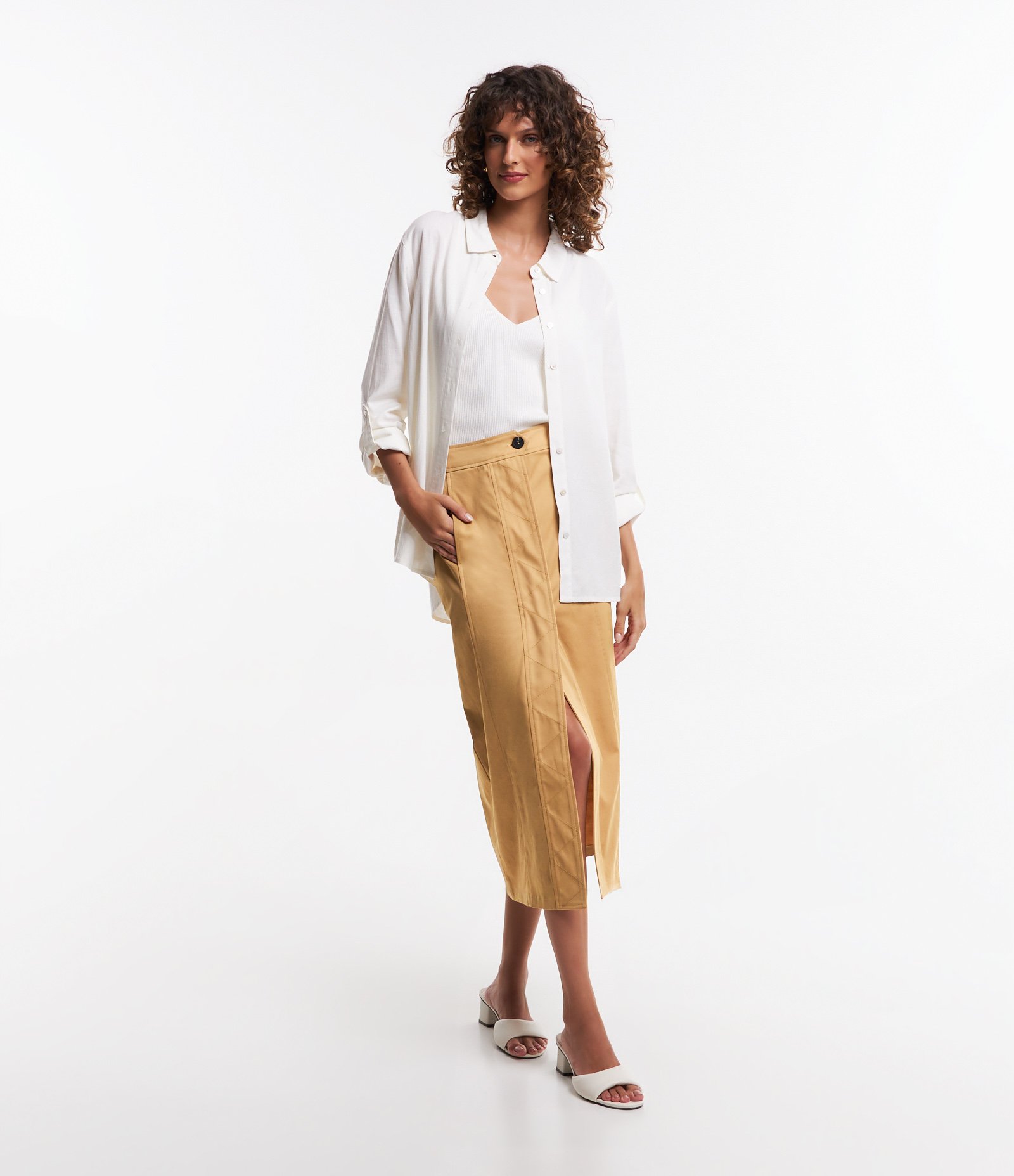 Saia Midi Alfaiatada com Fechamento Frontal
e Recortes Amarelo 2