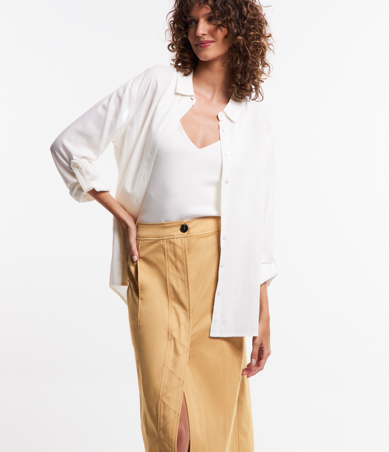 Saia Midi Alfaiatada com Fechamento Frontal
e Recortes Amarelo 3