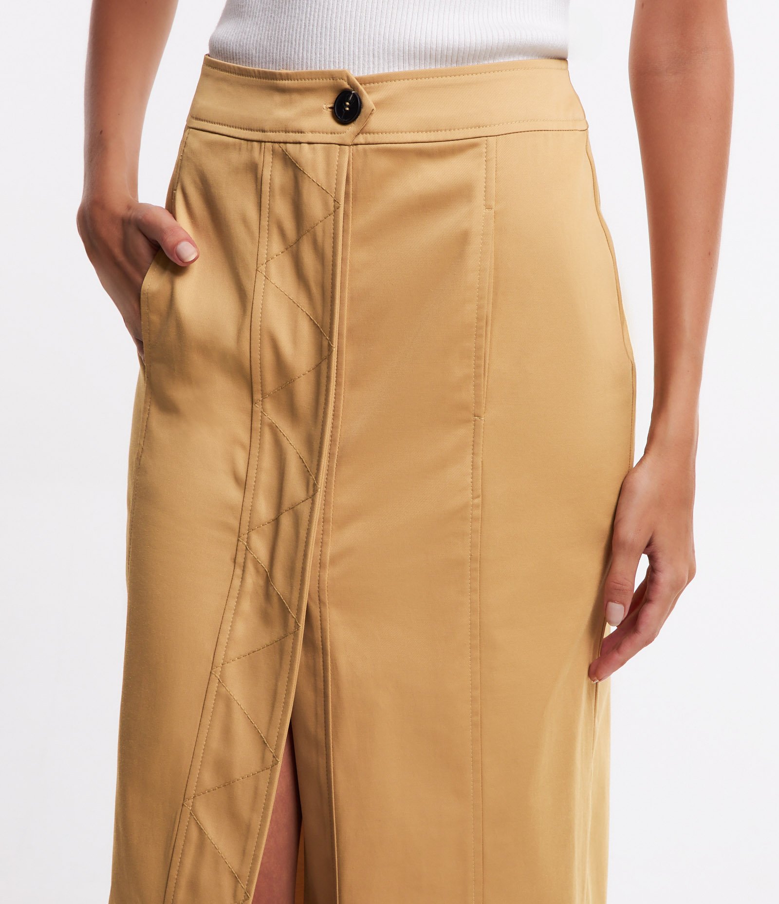 Saia Midi Alfaiatada com Fechamento Frontal
e Recortes Amarelo 4