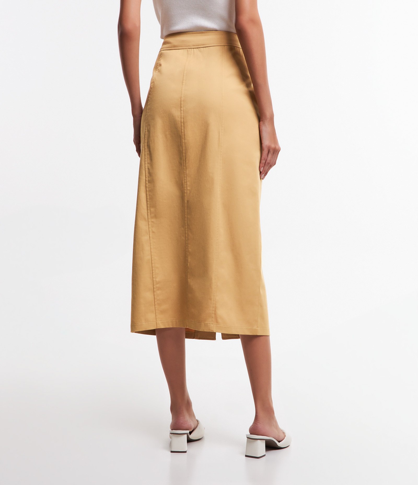 Saia Midi Alfaiatada com Fechamento Frontal
e Recortes Amarelo 5