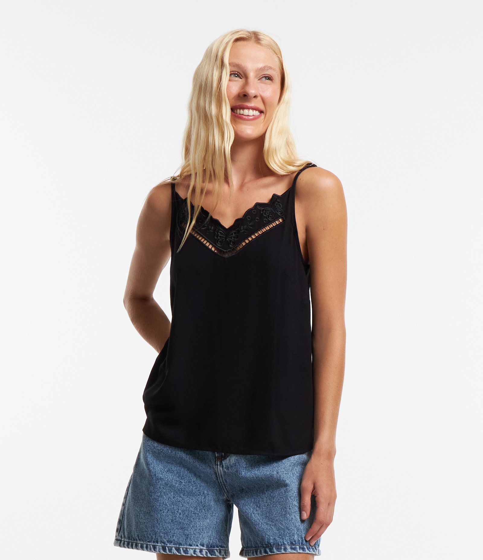 Blusa de Alça em Viscose com Bordado Floral no Decote Preto 1