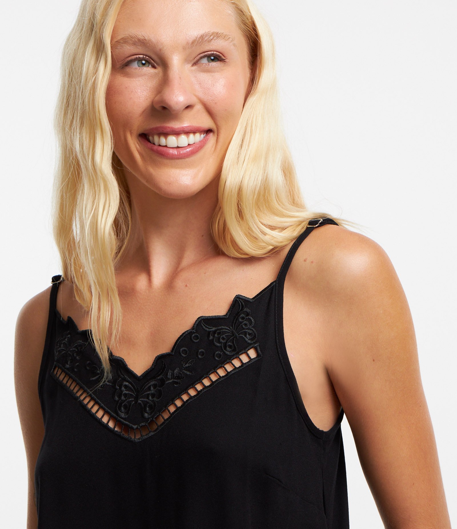 Blusa de Alça em Viscose com Bordado Floral no Decote Preto 4