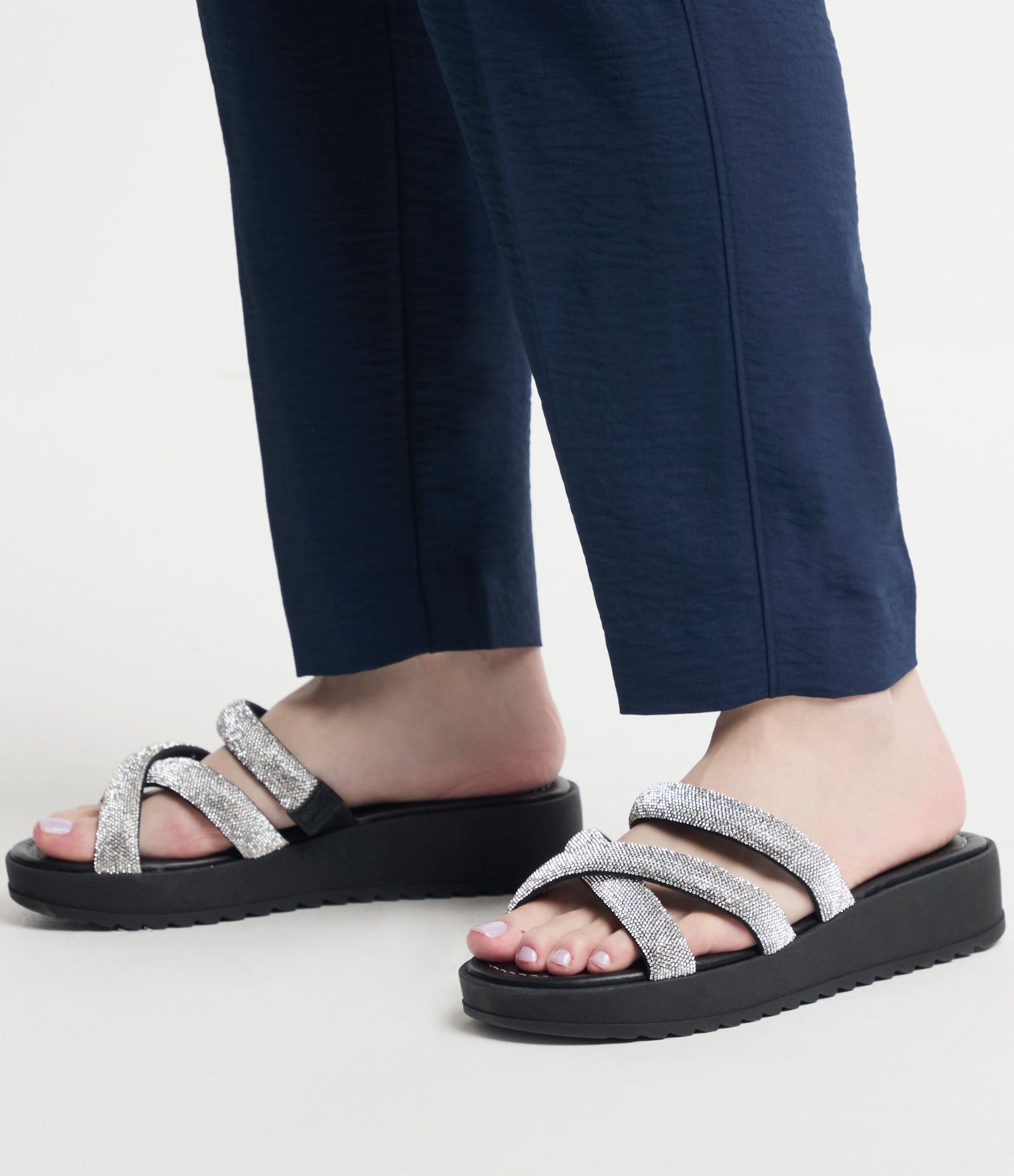 Sandália Rasteira com Tiras Largas Cobertas por Brilho Vizzano Preto 7