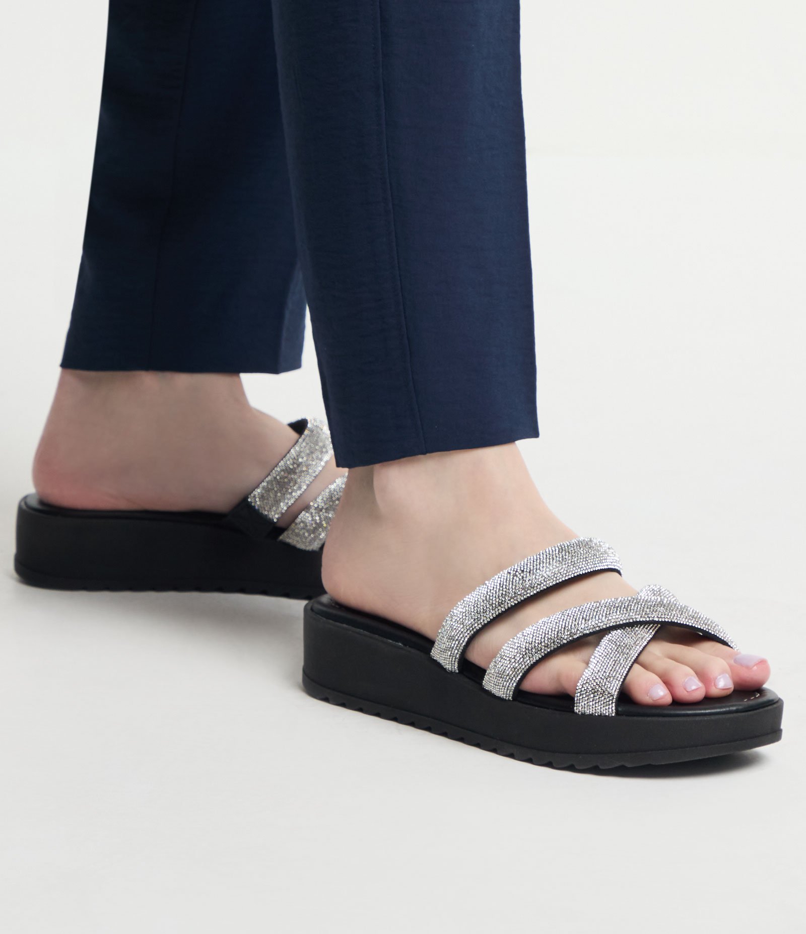 Sandália Rasteira com Tiras Largas Cobertas por Brilho Vizzano Preto 2